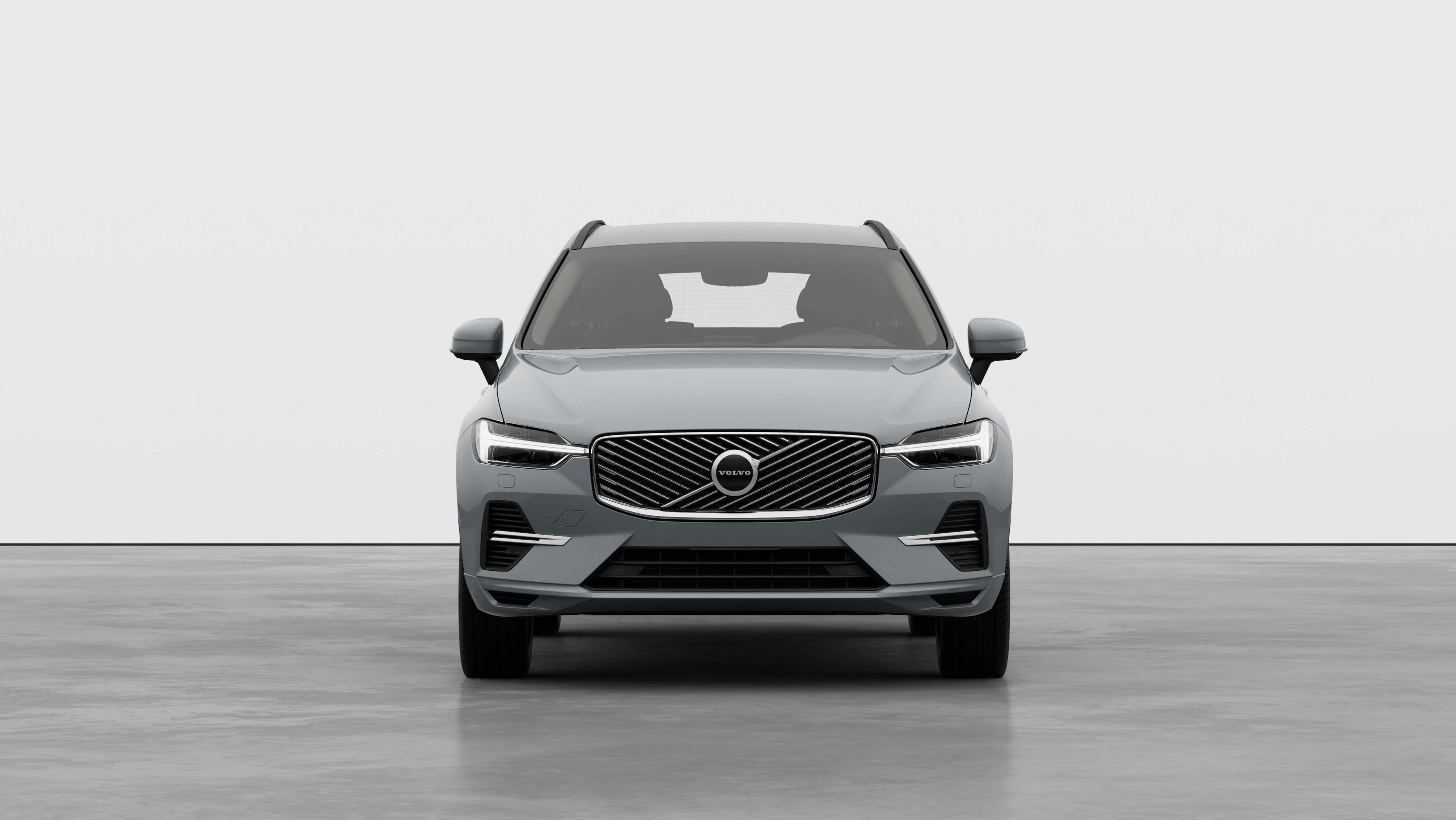 Edestä otettu kuva Volvo-autosta tavallisella studiotaustalla.