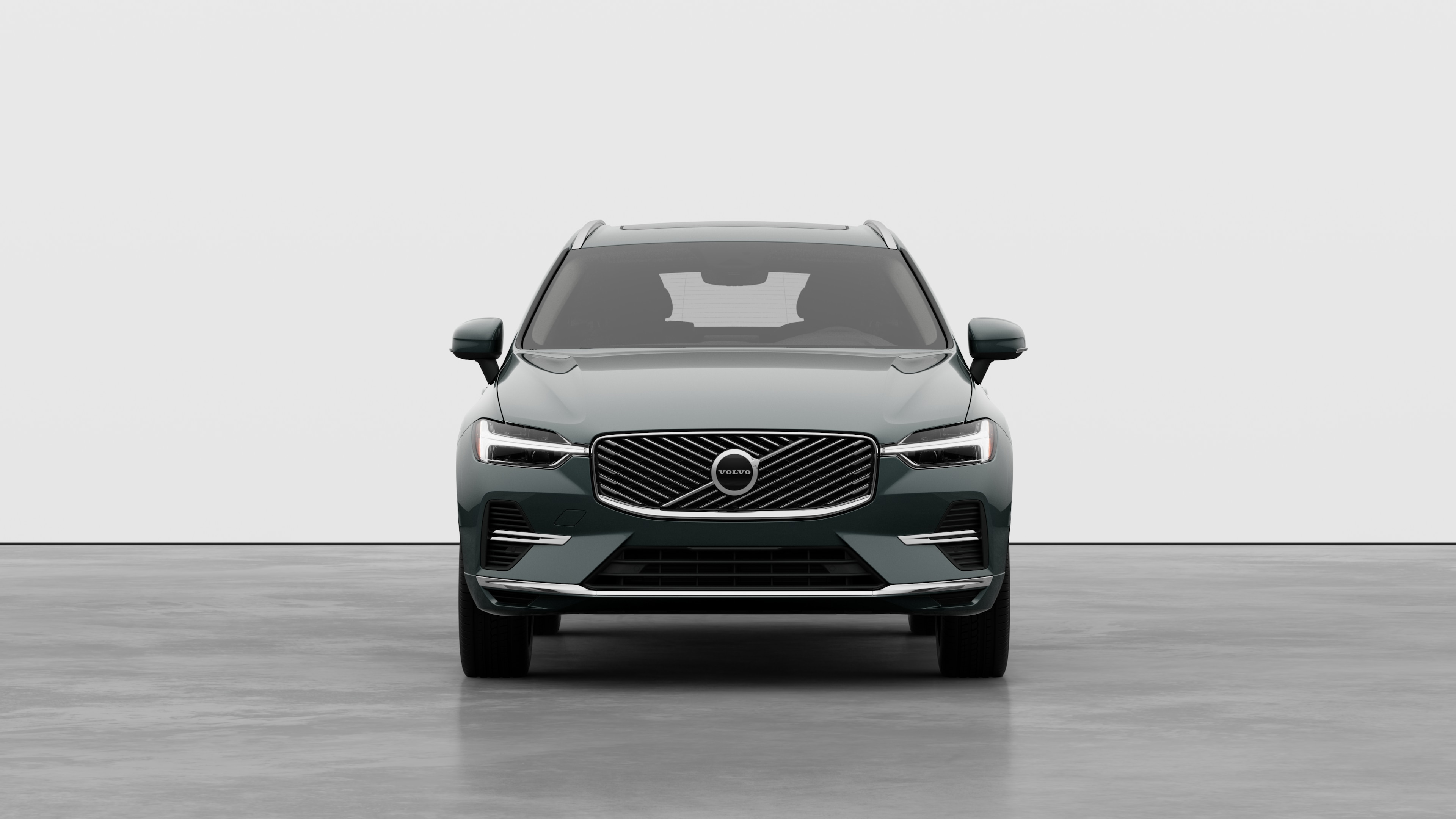 Vista frontal de un vehículo Volvo en un fondo de estudio liso.