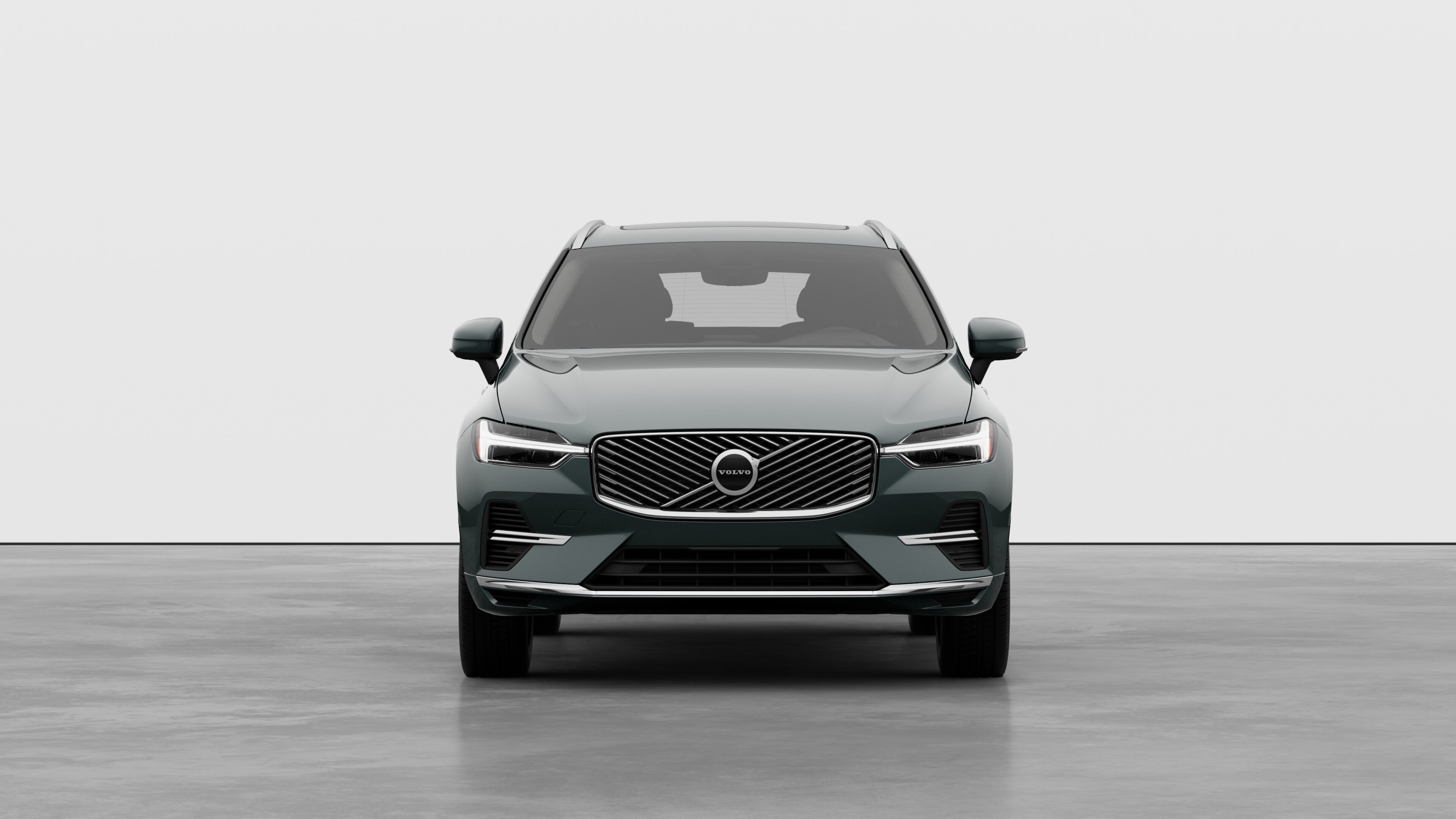 Vista frontal de un vehículo Volvo en un fondo de estudio liso.
