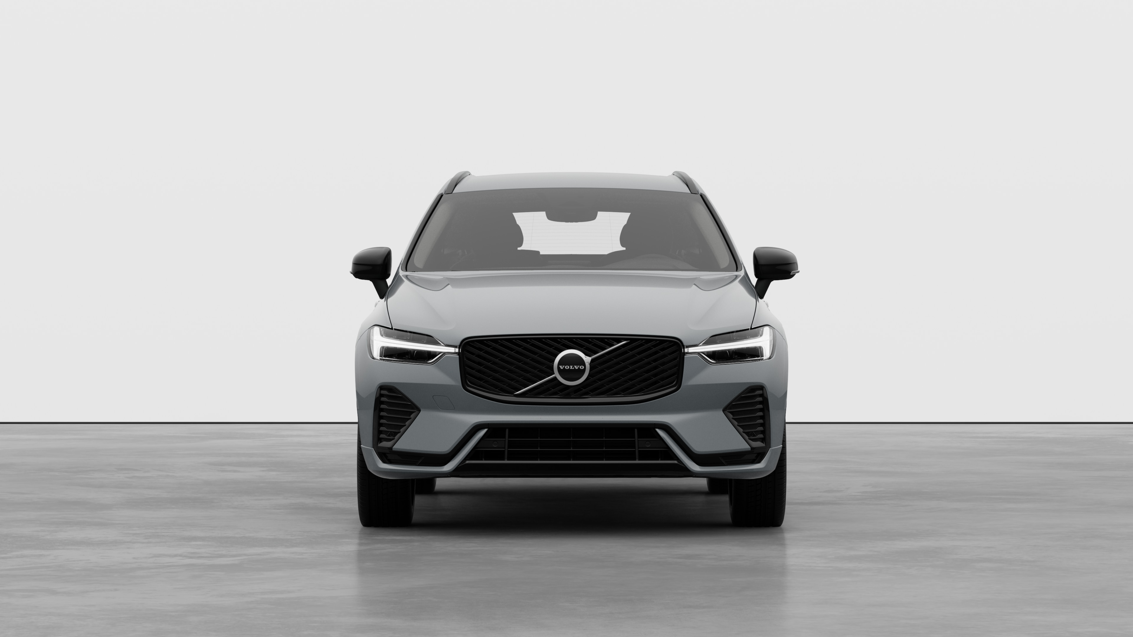 "Volvo" automobilio vaizdas iš priekio paprastame studijos fone.