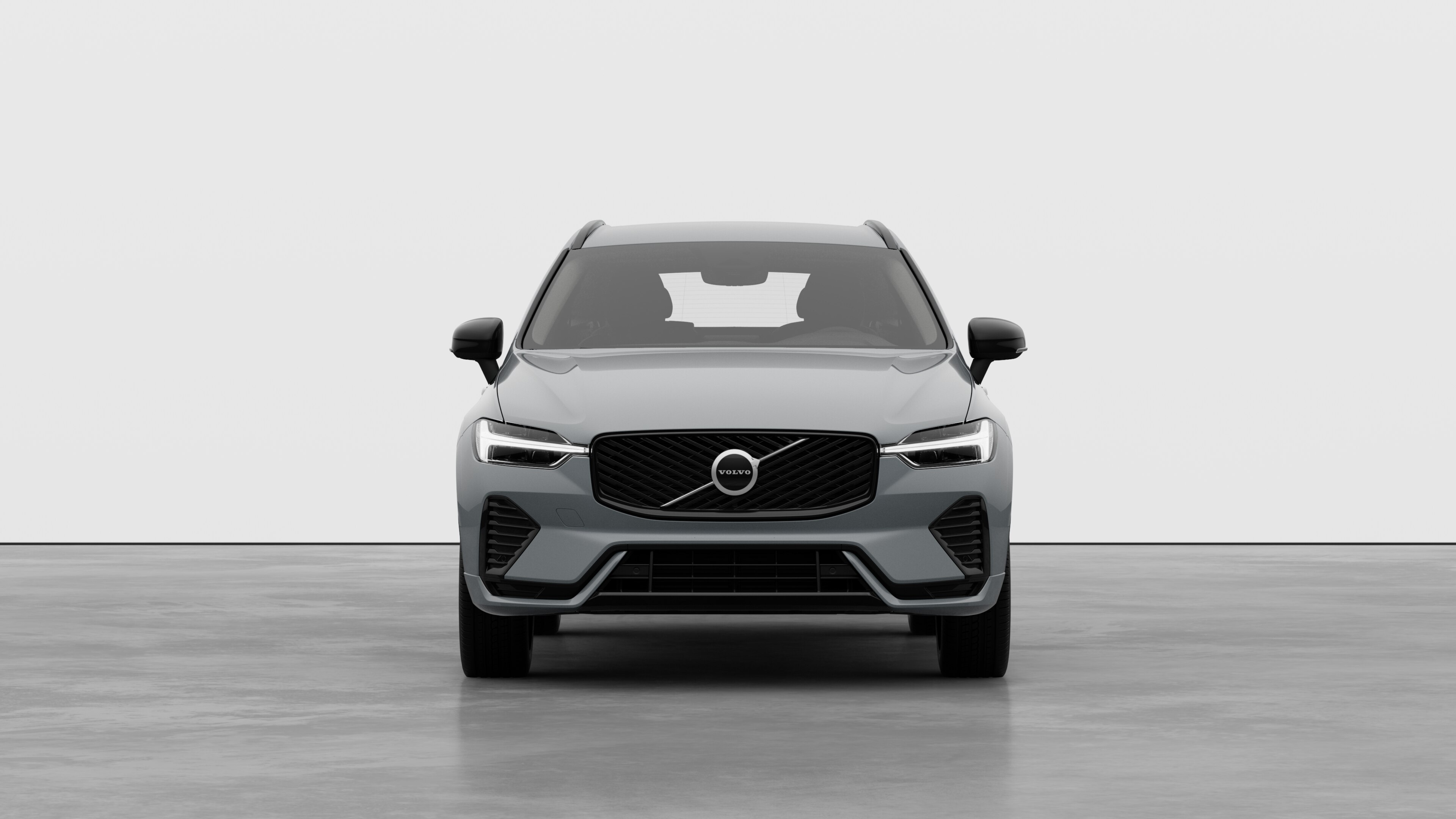 Volvo automašīnas skats no priekšpuses uz vienkārša studijas fona.