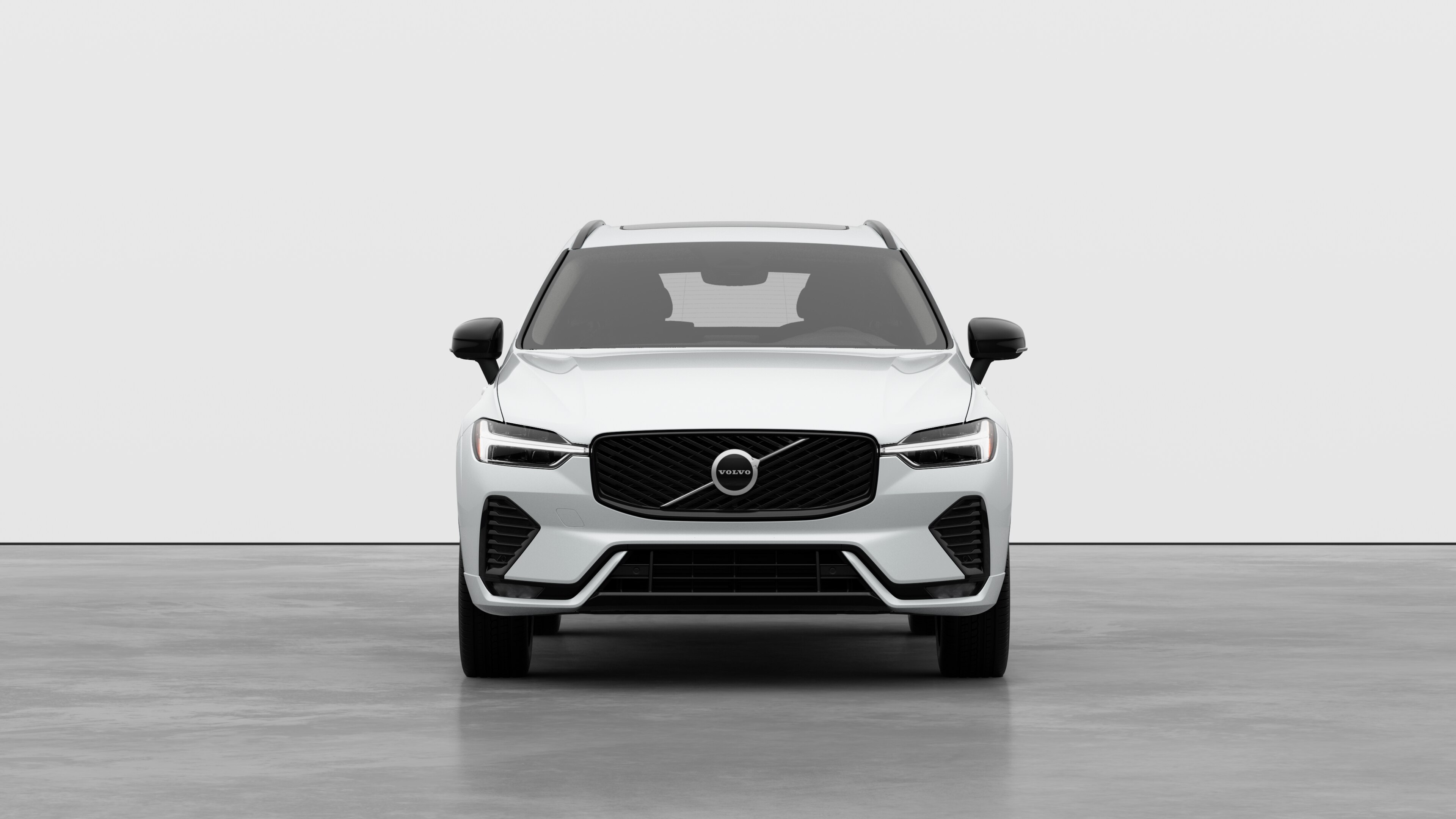 Vue avant d’une Volvo dans un studio uni.
