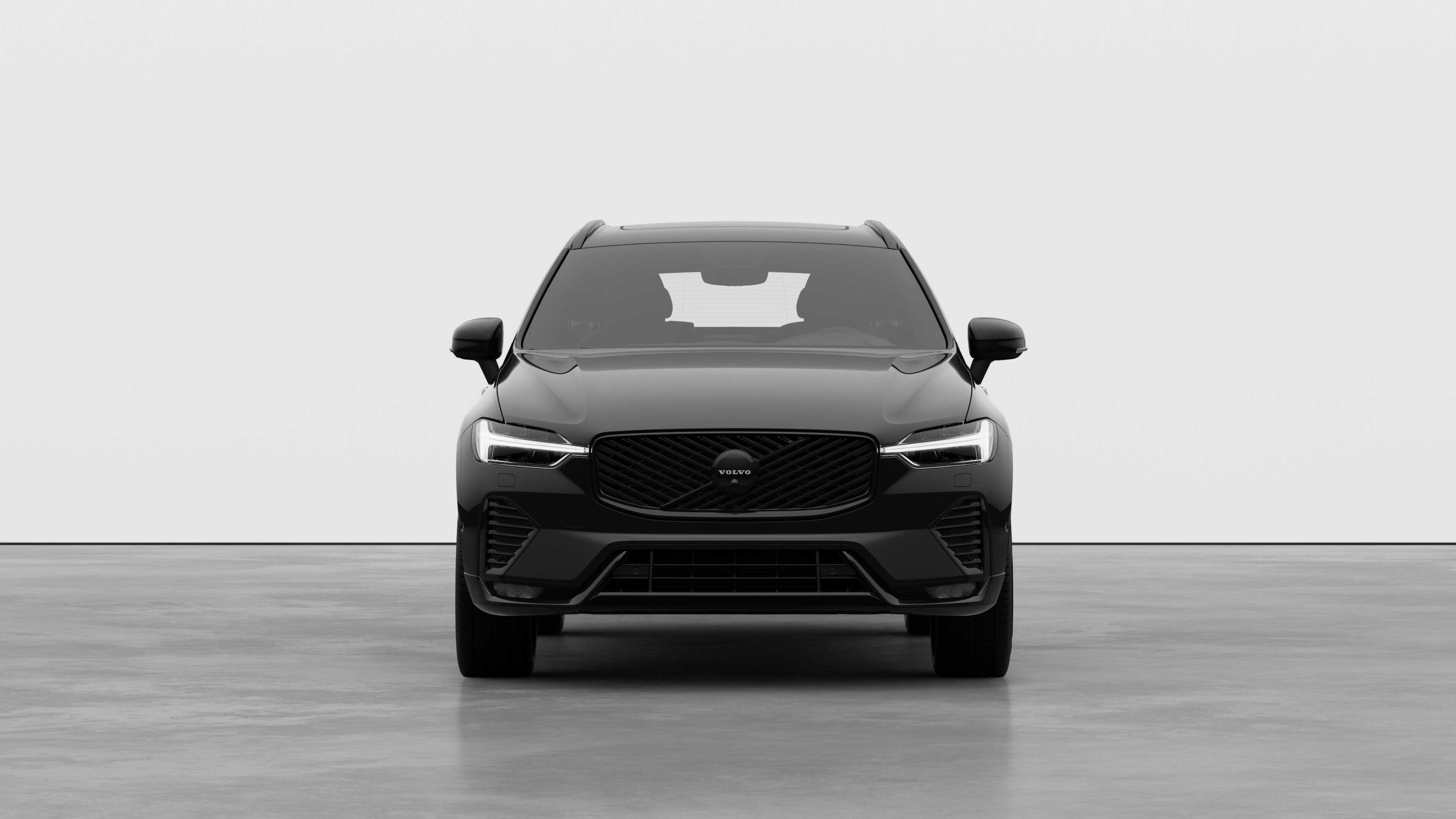 Prednji pogled na automobil Volvo u običnoj pozadini studija.