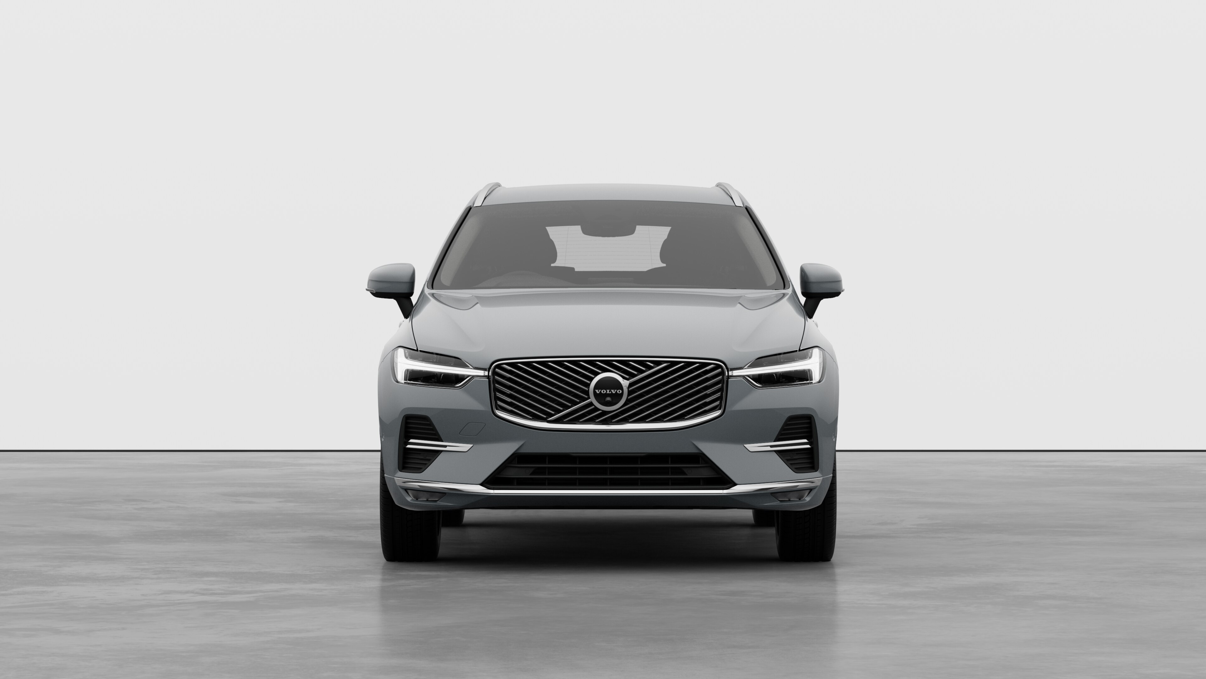 無地のスタジオを背景にしたボルボ車のフロントビュー。