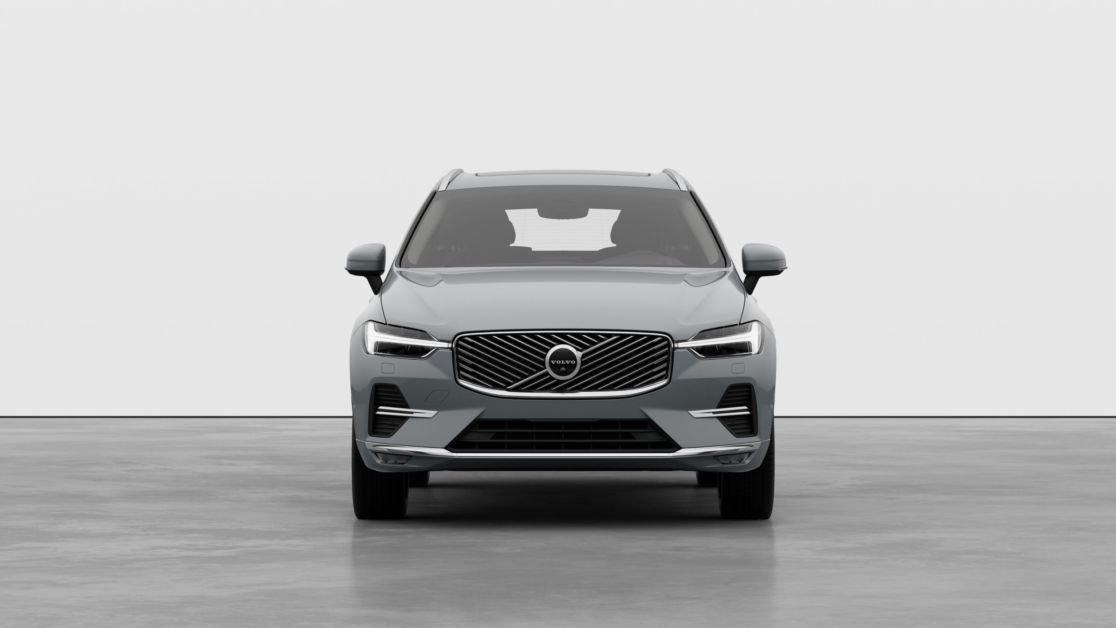 Düz stüdyo arka planında bir Volvo otomobilin önden görünümü.