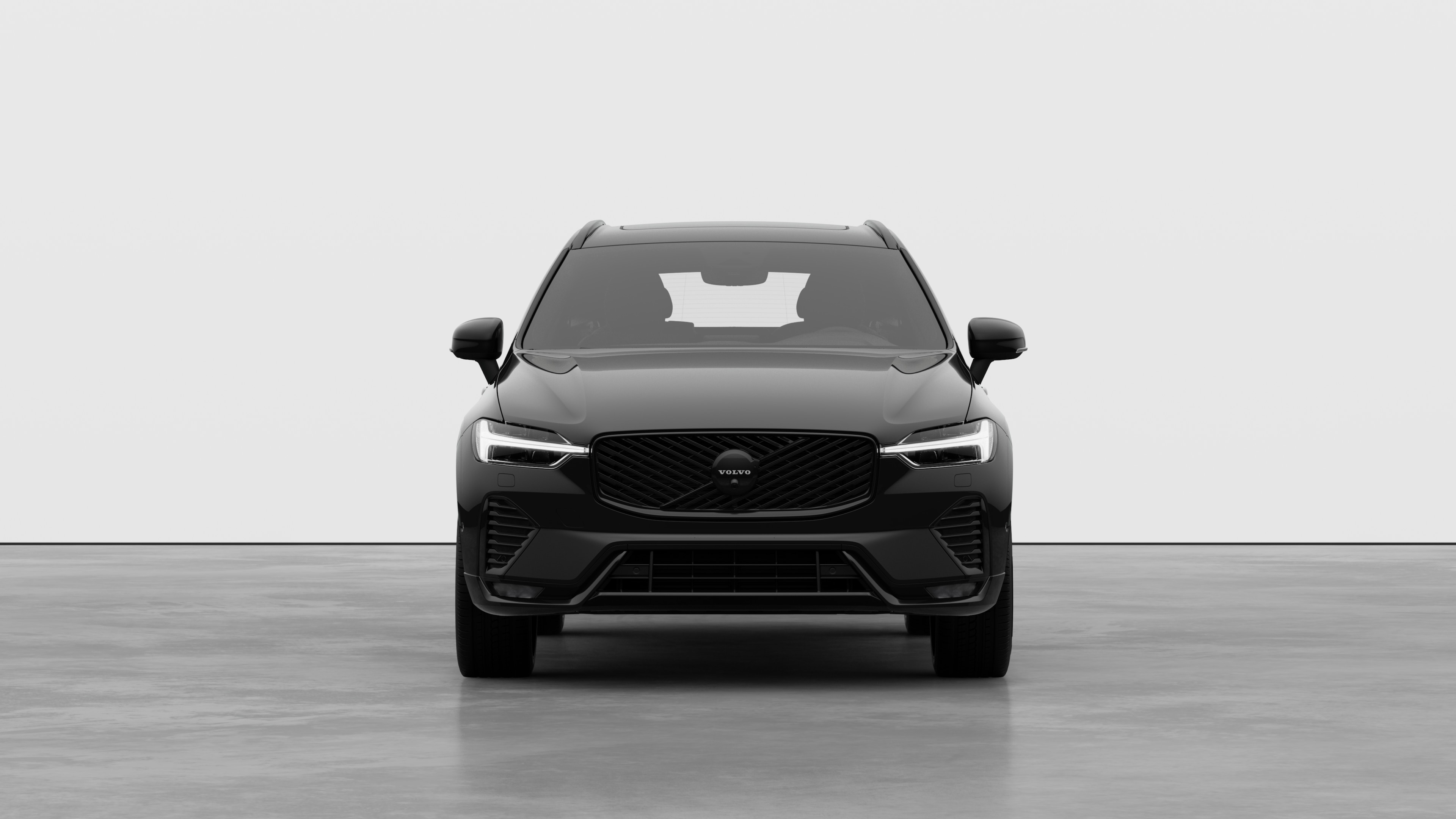 Prednji pogled na automobil Volvo u običnoj pozadini studija.