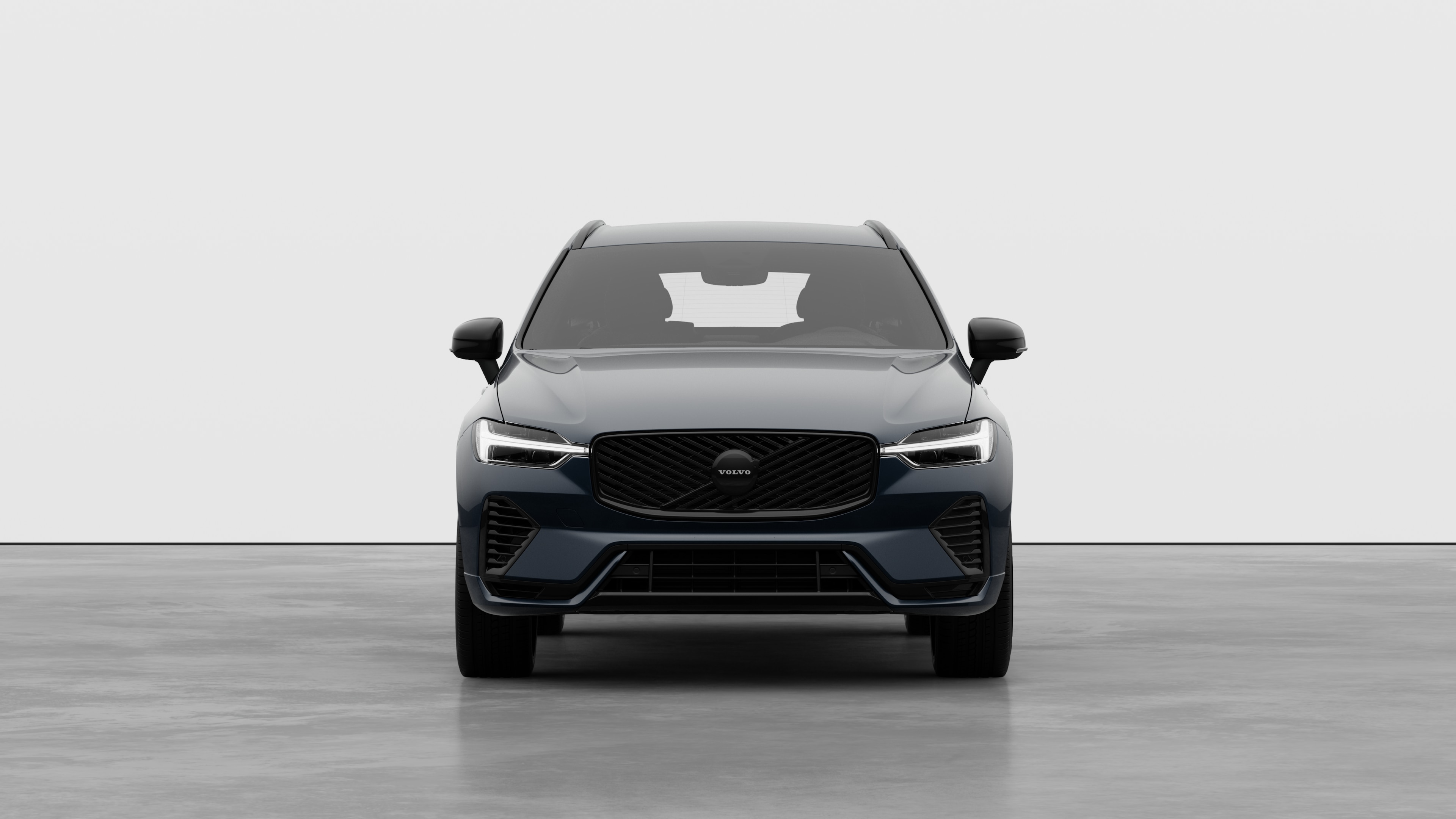 Vorderansicht eines Volvo vor dem Hintergrund eines schlichten Studios.