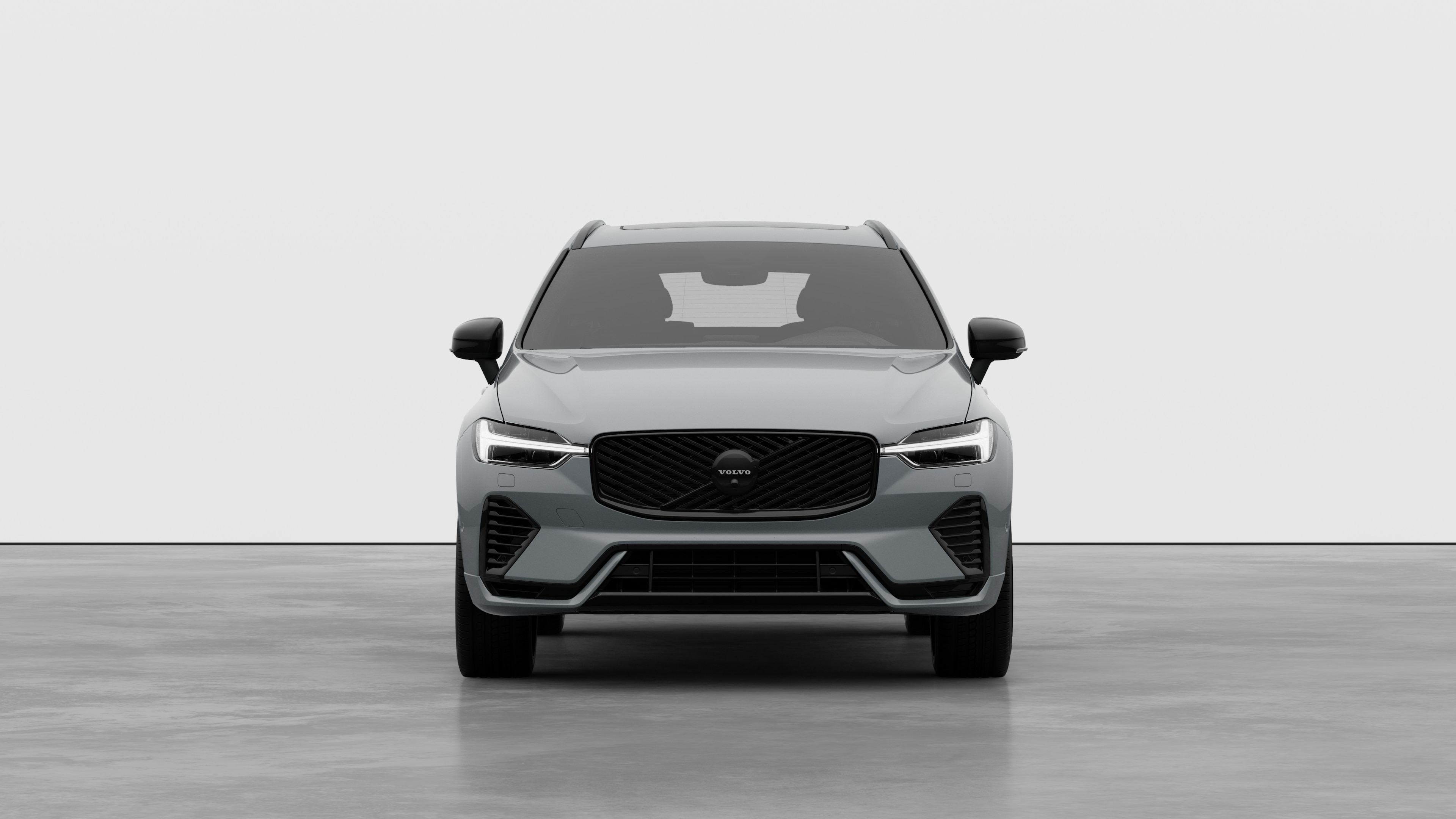 Vorderansicht eines Volvo vor dem Hintergrund eines schlichten Studios.