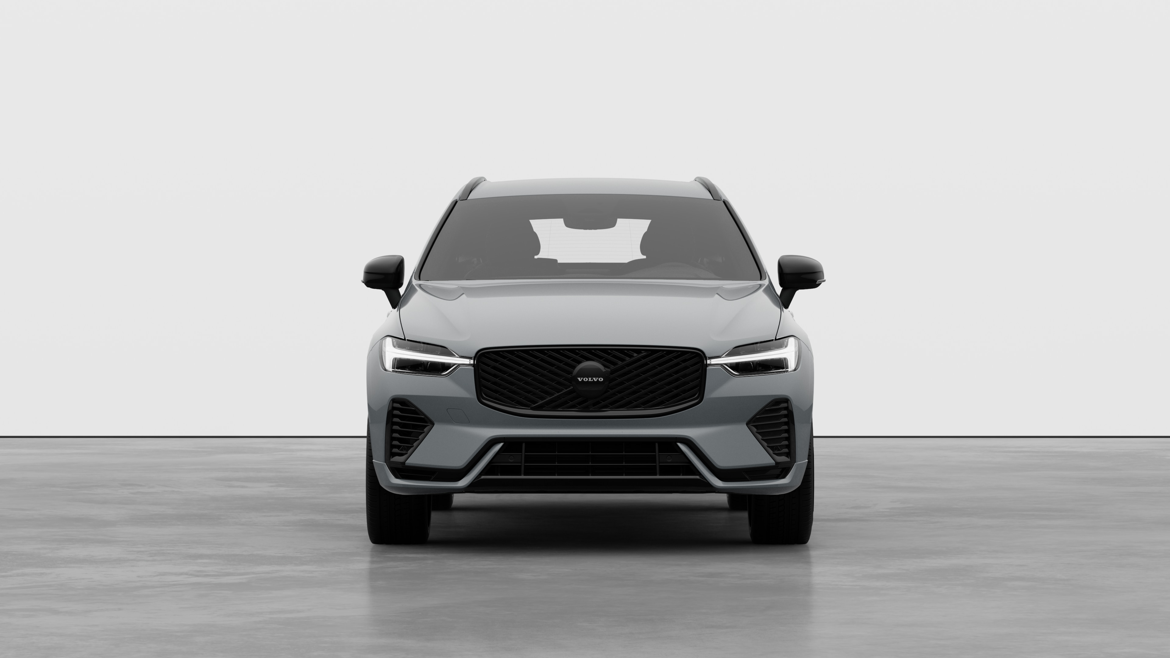 Vorderansicht eines Volvo vor dem Hintergrund eines schlichten Studios.
