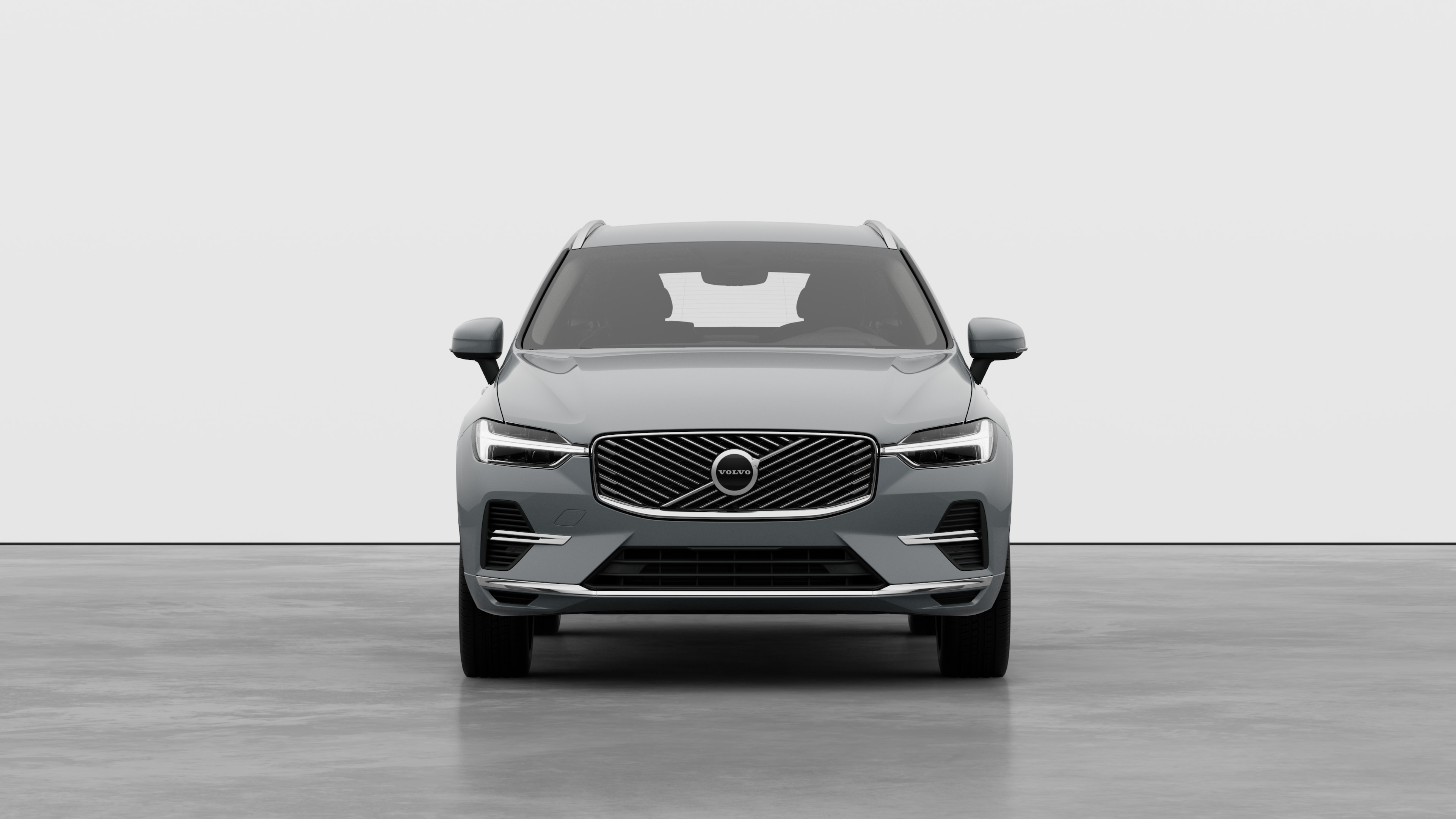 Изглед отпред на автомобил Volvo на обикновен студиен фон.