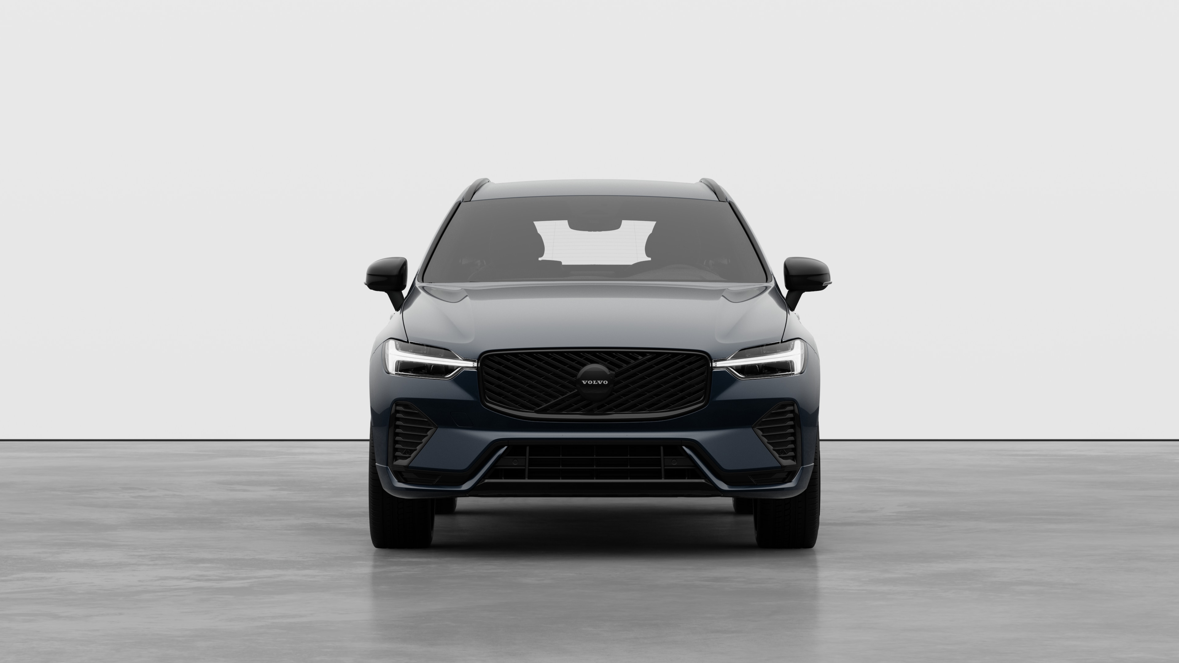 Vorderansicht eines Volvo vor dem Hintergrund eines schlichten Studios.