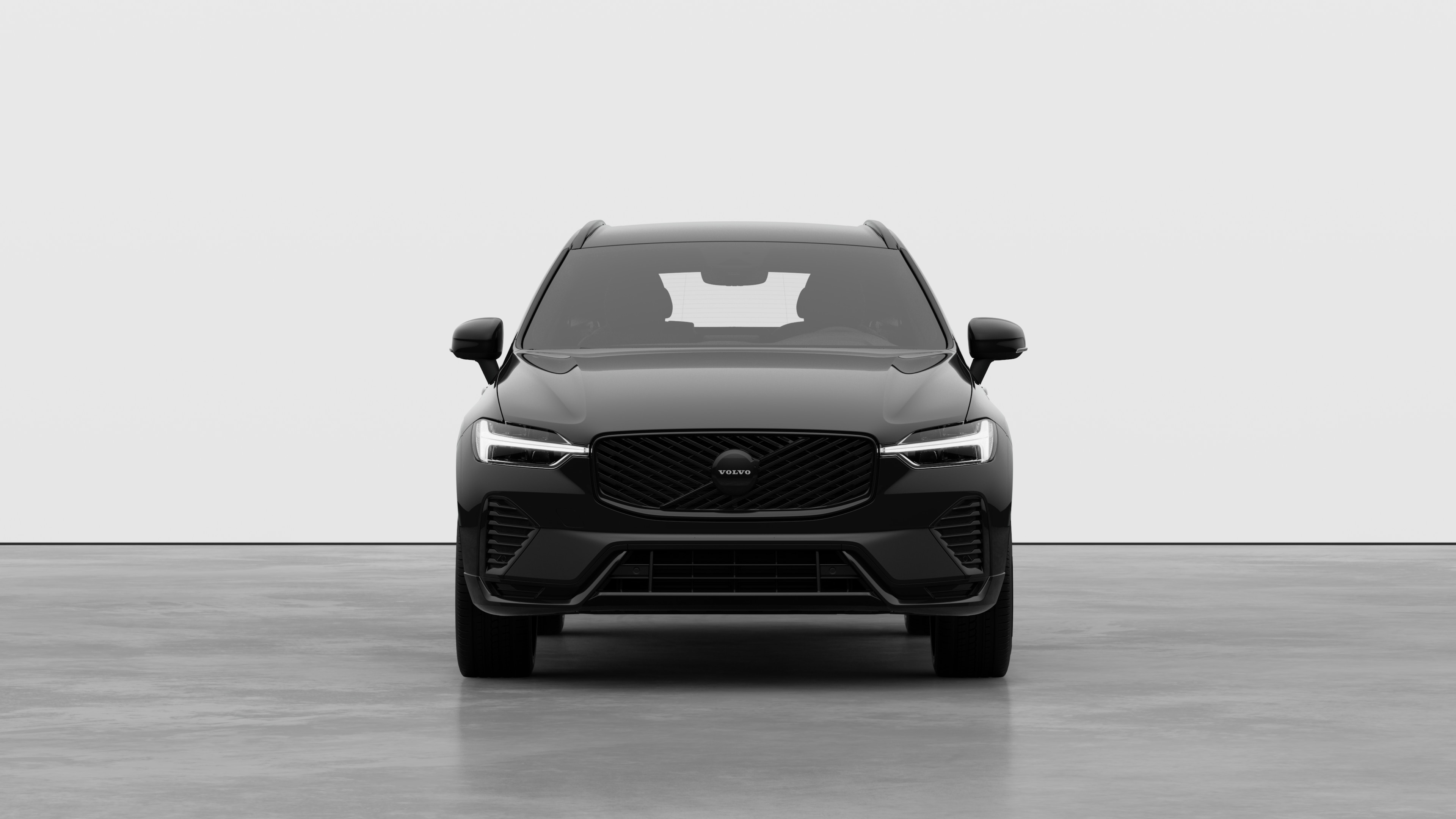 Vedere din față a unei mașini Volvo pe un fundal simplu de studio.