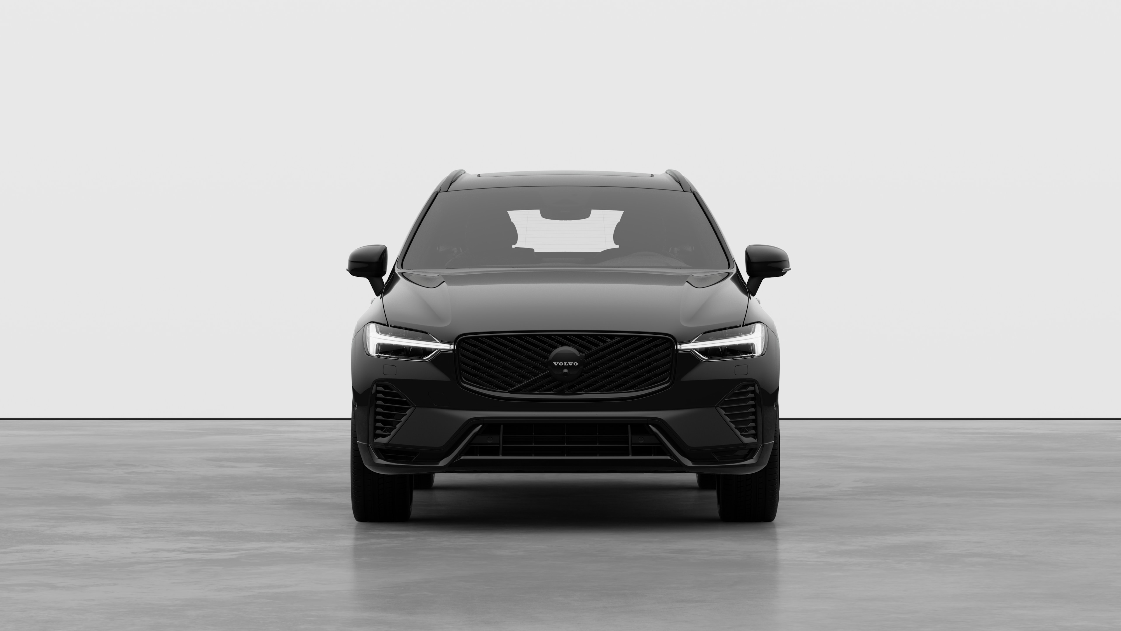 Düz stüdyo arka planında bir Volvo otomobilin önden görünümü.