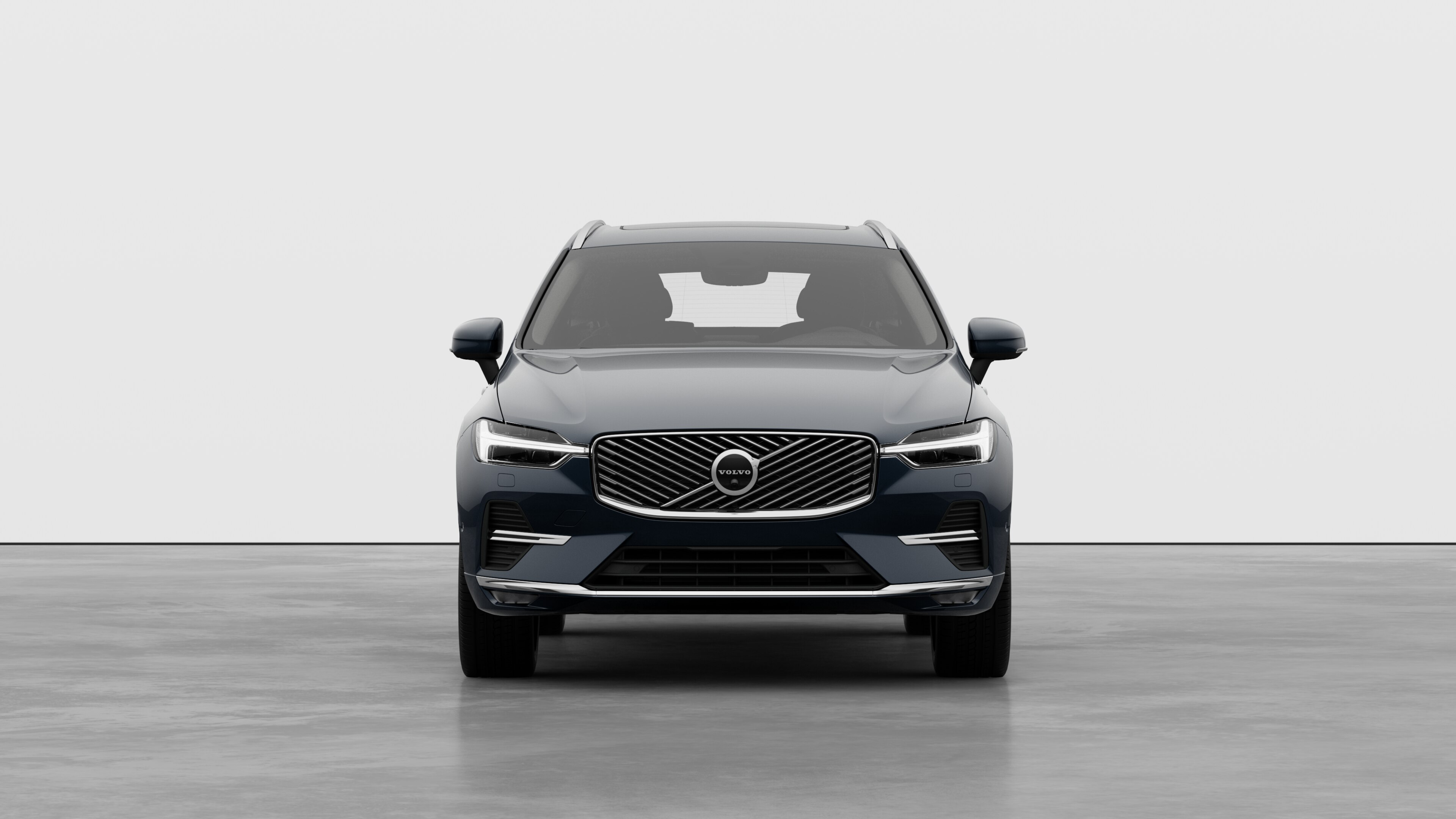 Vista frontale di un'auto Volvo sullo sfondo di un semplice studio.