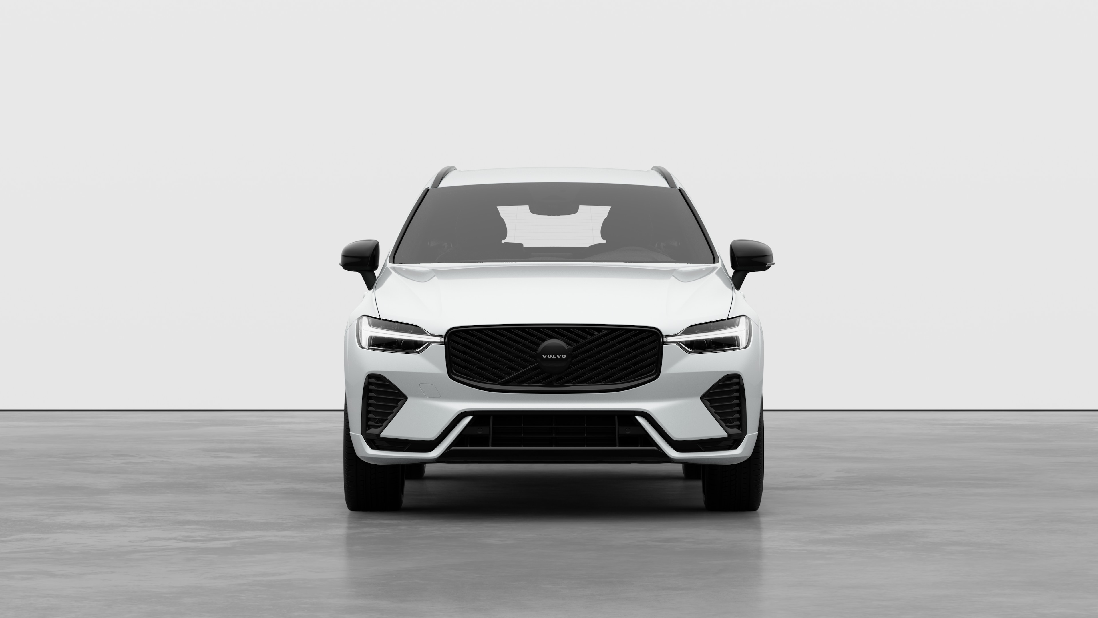 Vorderansicht eines Volvo vor dem Hintergrund eines schlichten Studios.