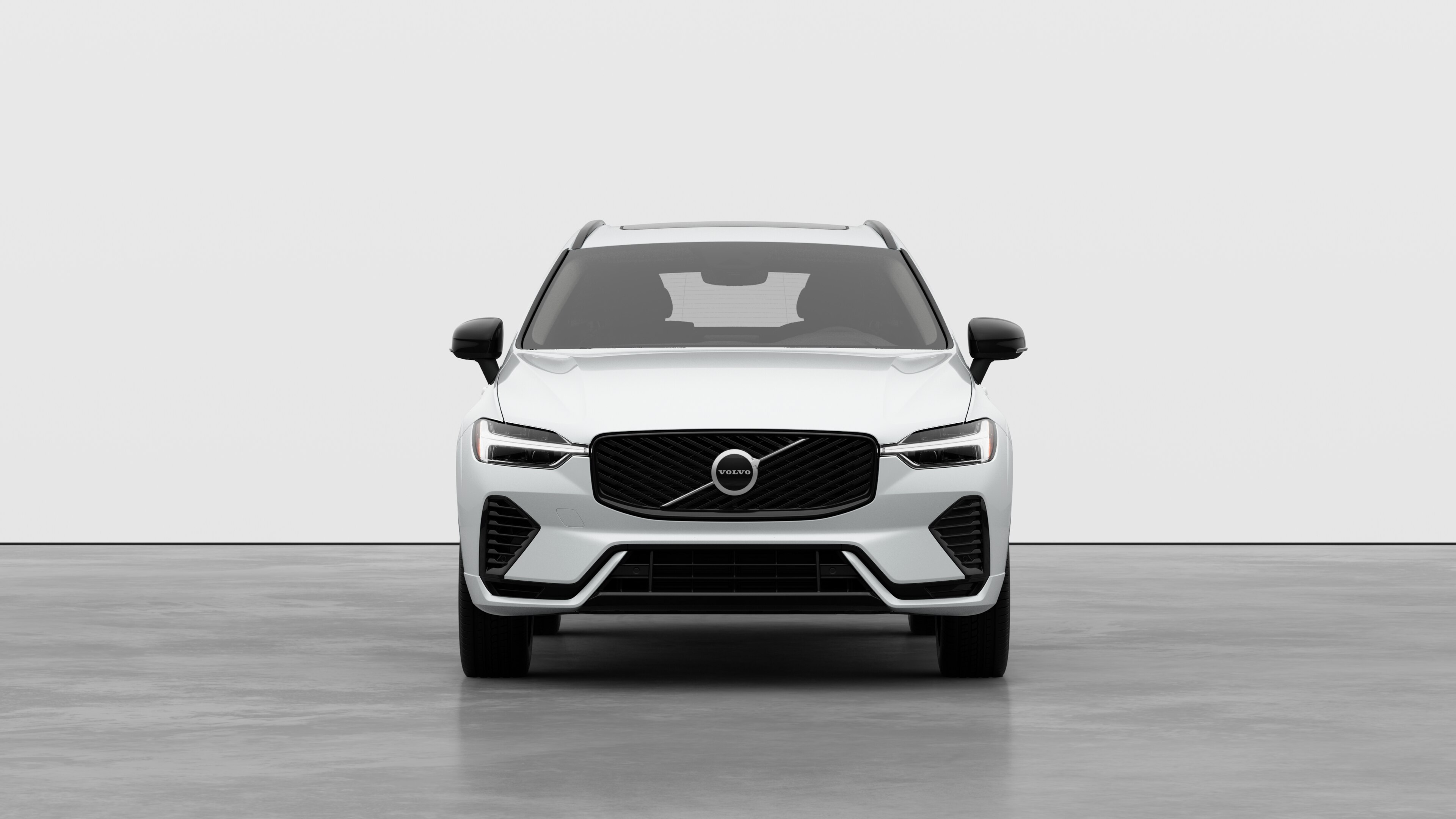 Vue avant d’une Volvo dans un studio uni.