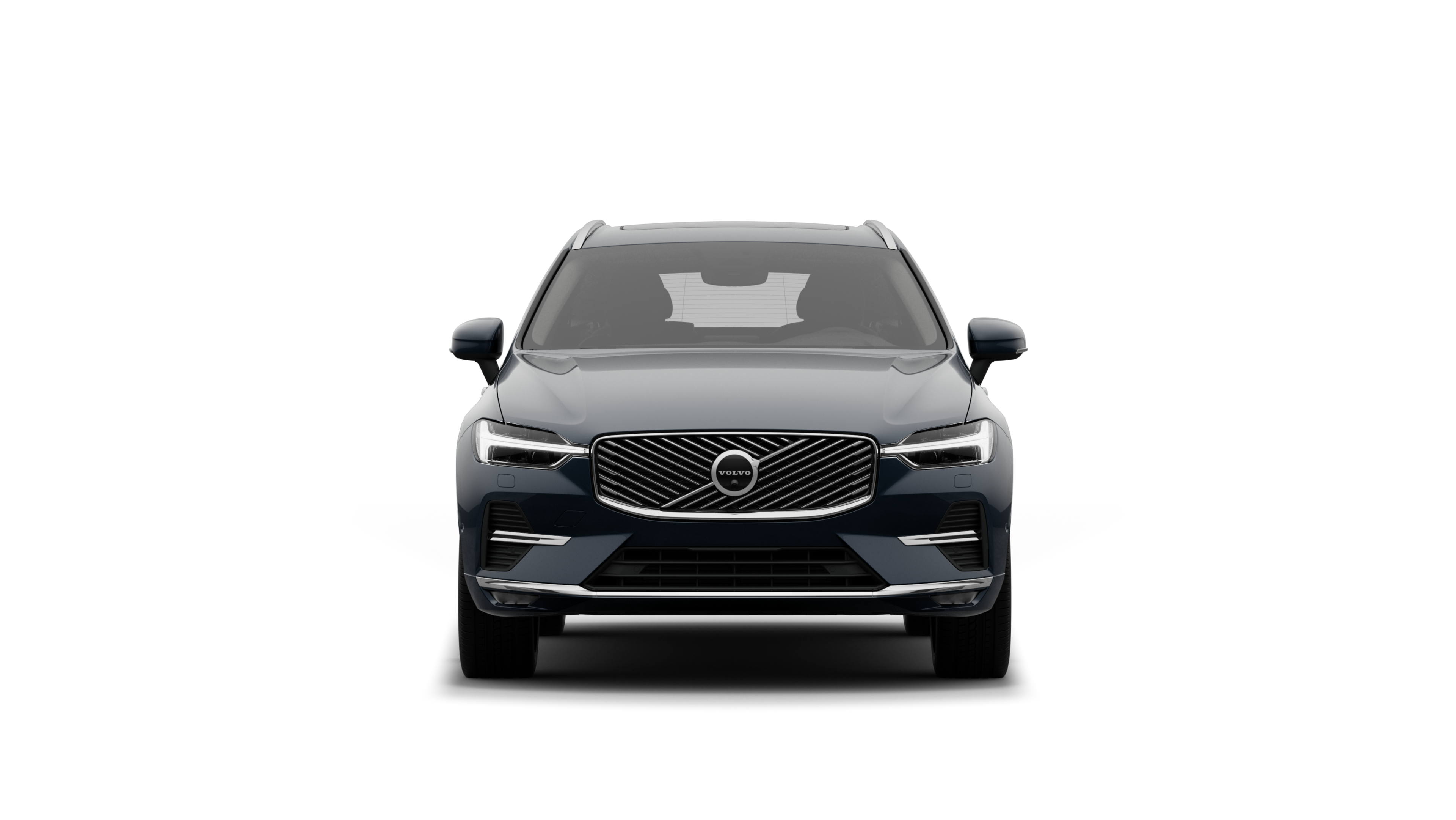Vista frontale di un'auto Volvo sullo sfondo di un semplice studio.