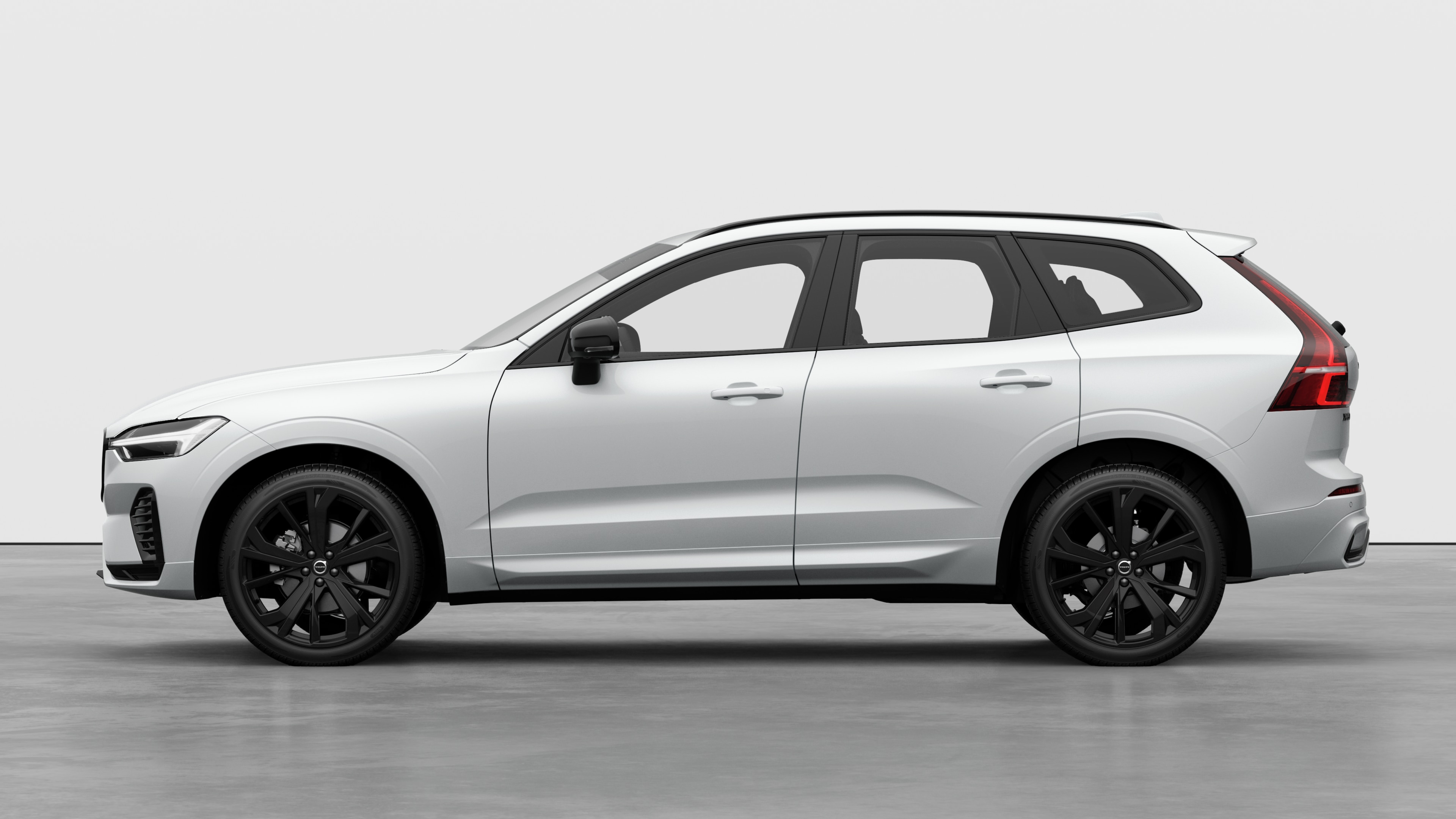 Volvo Fahrzeug in Seitenansicht vor einem schlichten Studiohintergrund. Es sind keine zusätzlichen Details oder Identifikatoren vorhanden.