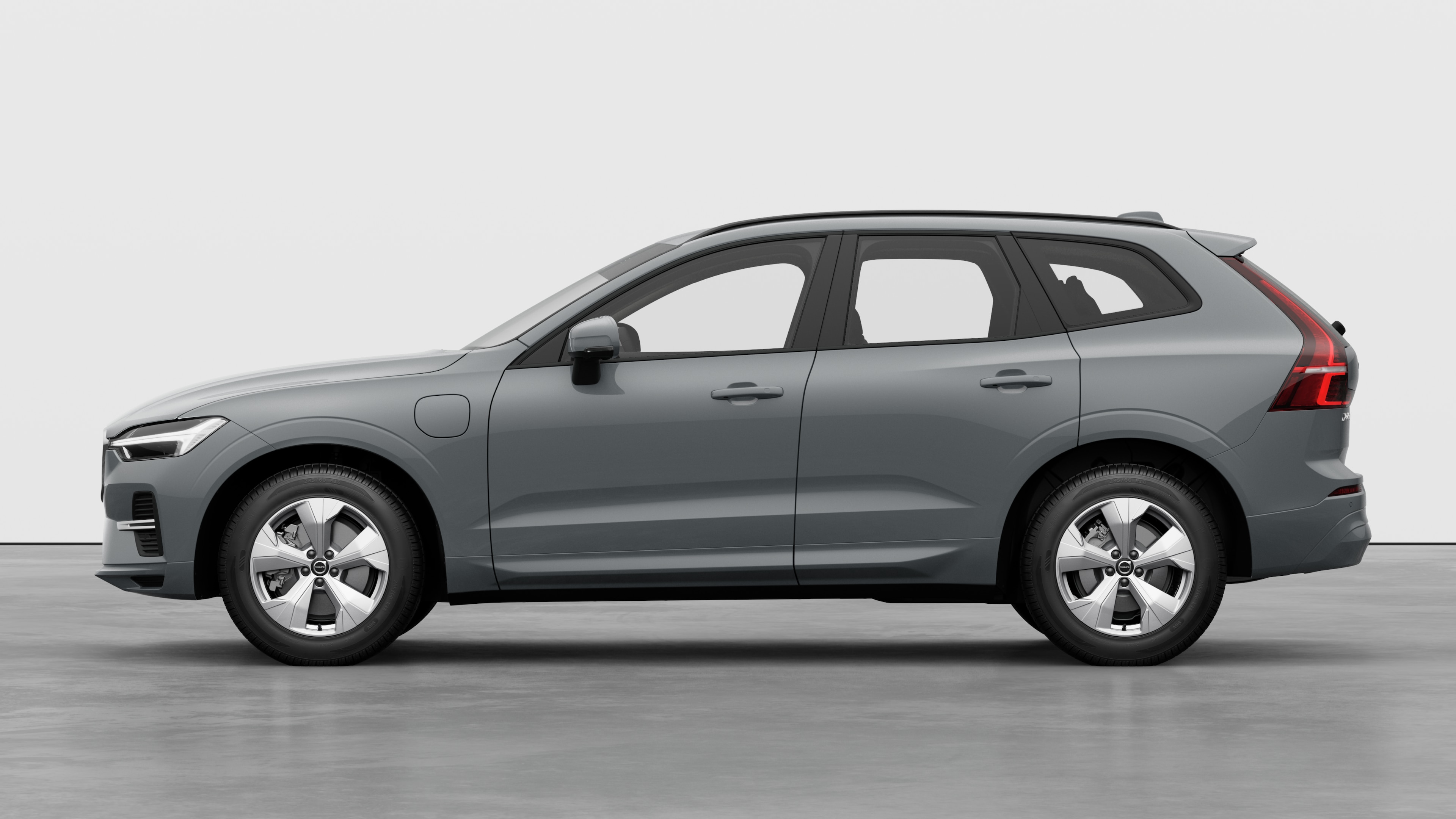 Volvo Fahrzeug in Seitenansicht vor einem schlichten Studiohintergrund. Es sind keine zusätzlichen Details oder Identifikatoren vorhanden.