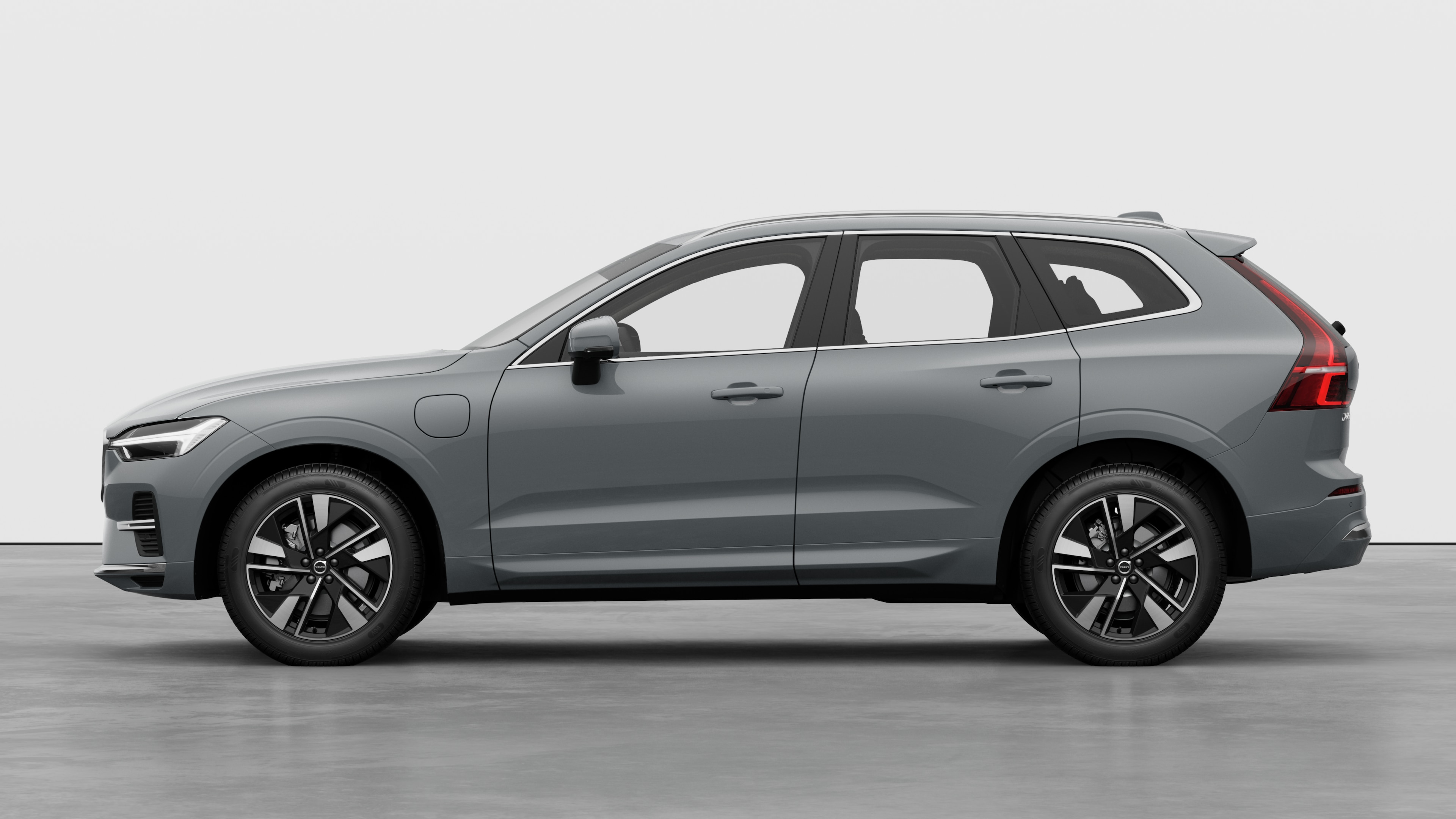 Volvo автомобил в страничен изглед на обикновен студиен фон. Няма допълнителни подробности или идентификатори.