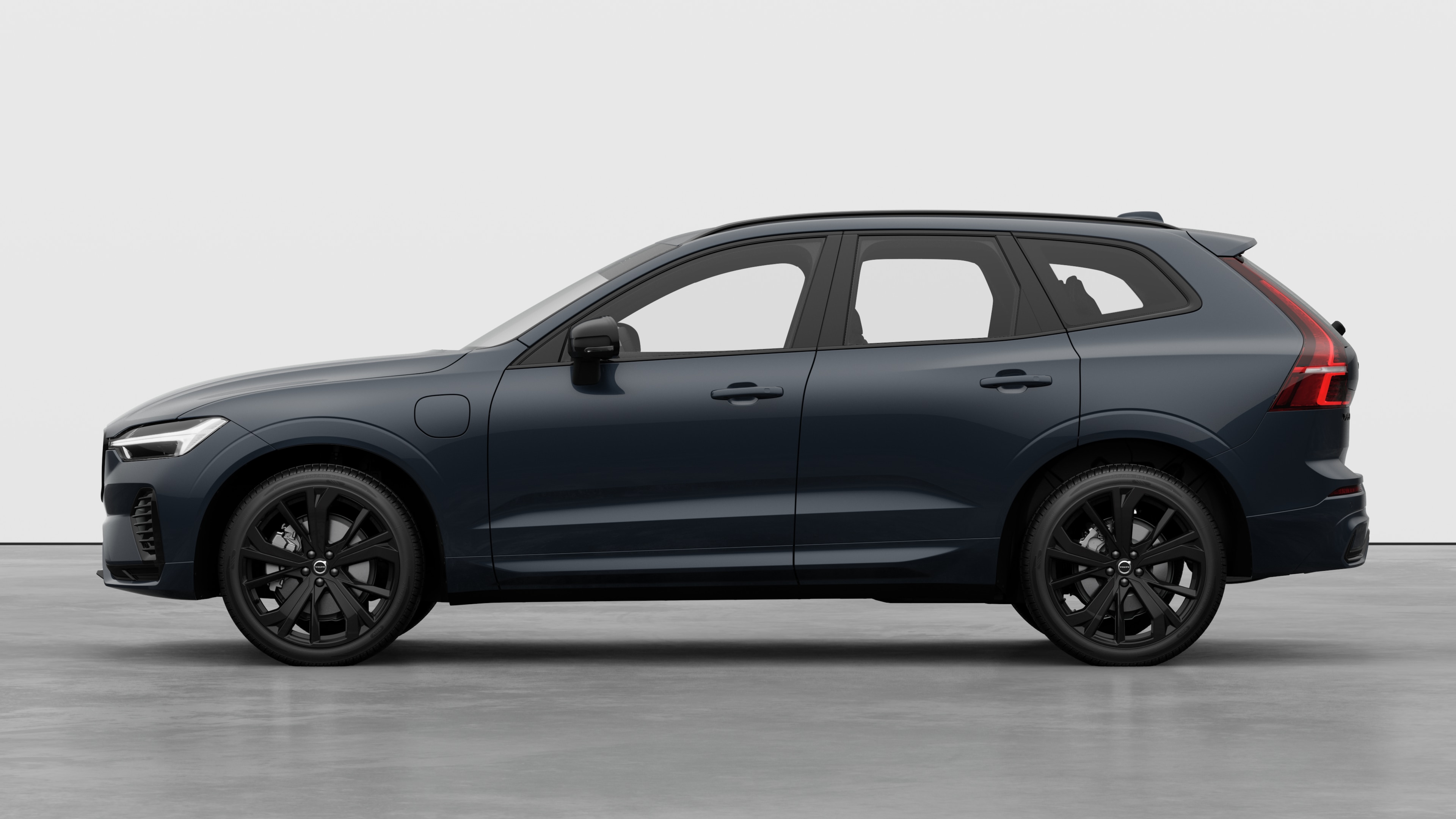 Volvo Fahrzeug in Seitenansicht vor einem schlichten Studiohintergrund. Es sind keine zusätzlichen Details oder Identifikatoren vorhanden.