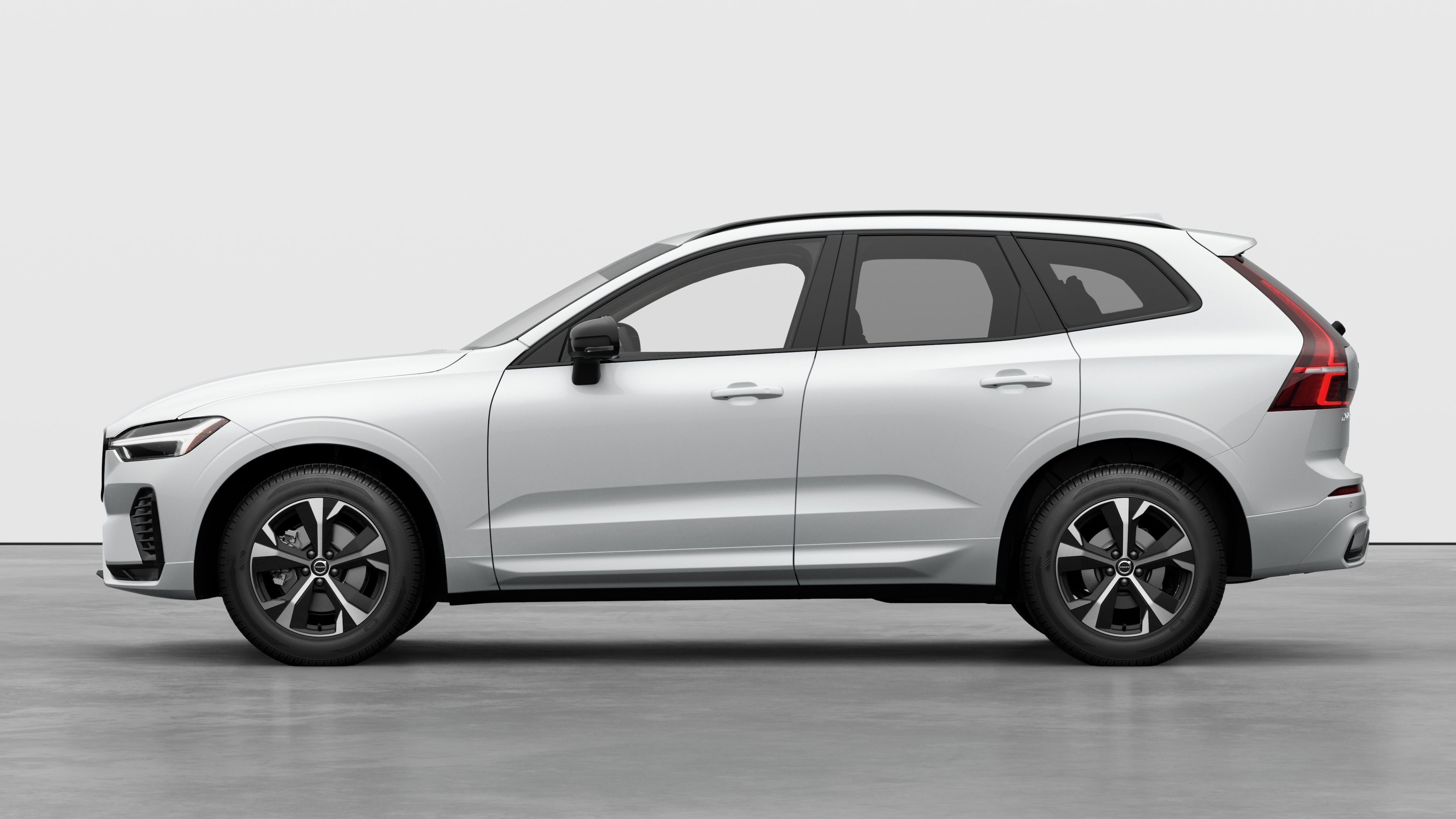 Voiture Volvo vue latérale sur un simple fond de studio. Aucun détail ou identifiant supplémentaire n’est présent.