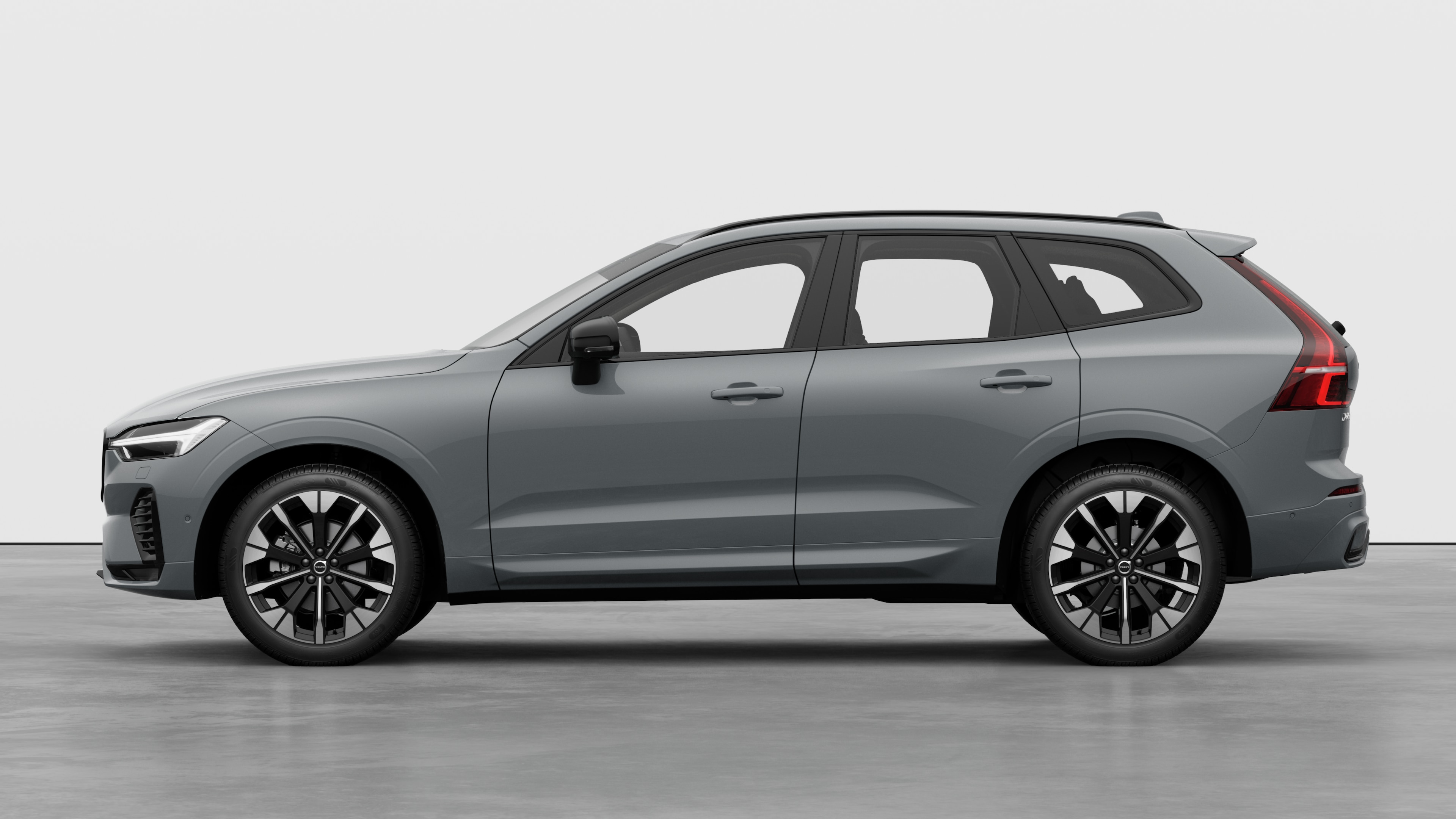Samochód Volvo widziany z boku na tle zwykłego studia Nie ma żadnych dodatkowych szczegółów ani identyfikatorów.