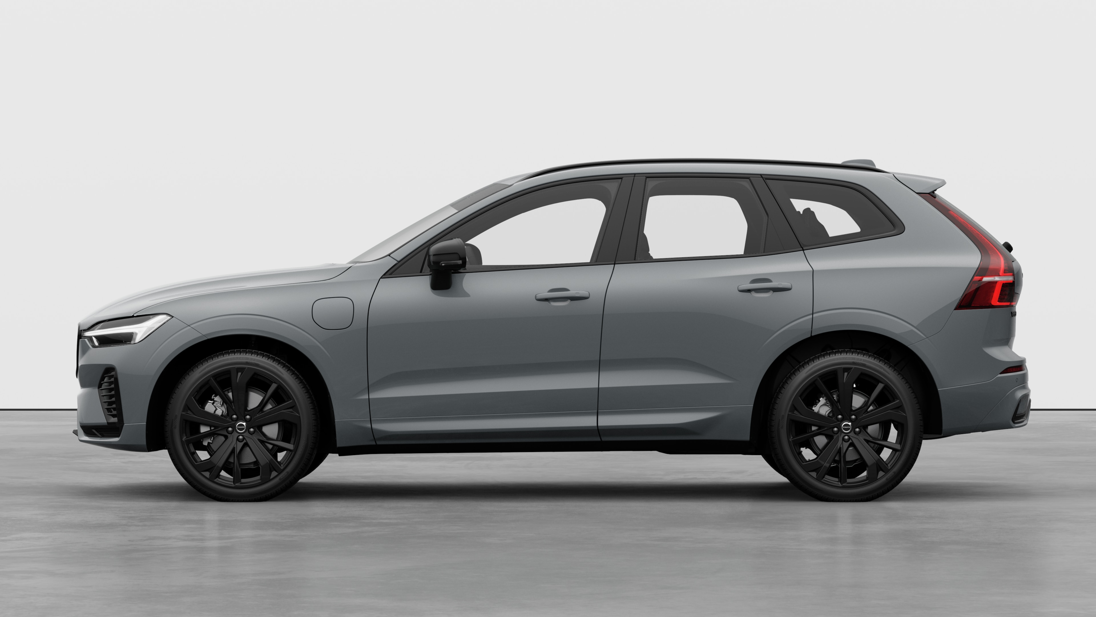 Volvo Fahrzeug in Seitenansicht vor einem schlichten Studiohintergrund. Es sind keine zusätzlichen Details oder Identifikatoren vorhanden.
