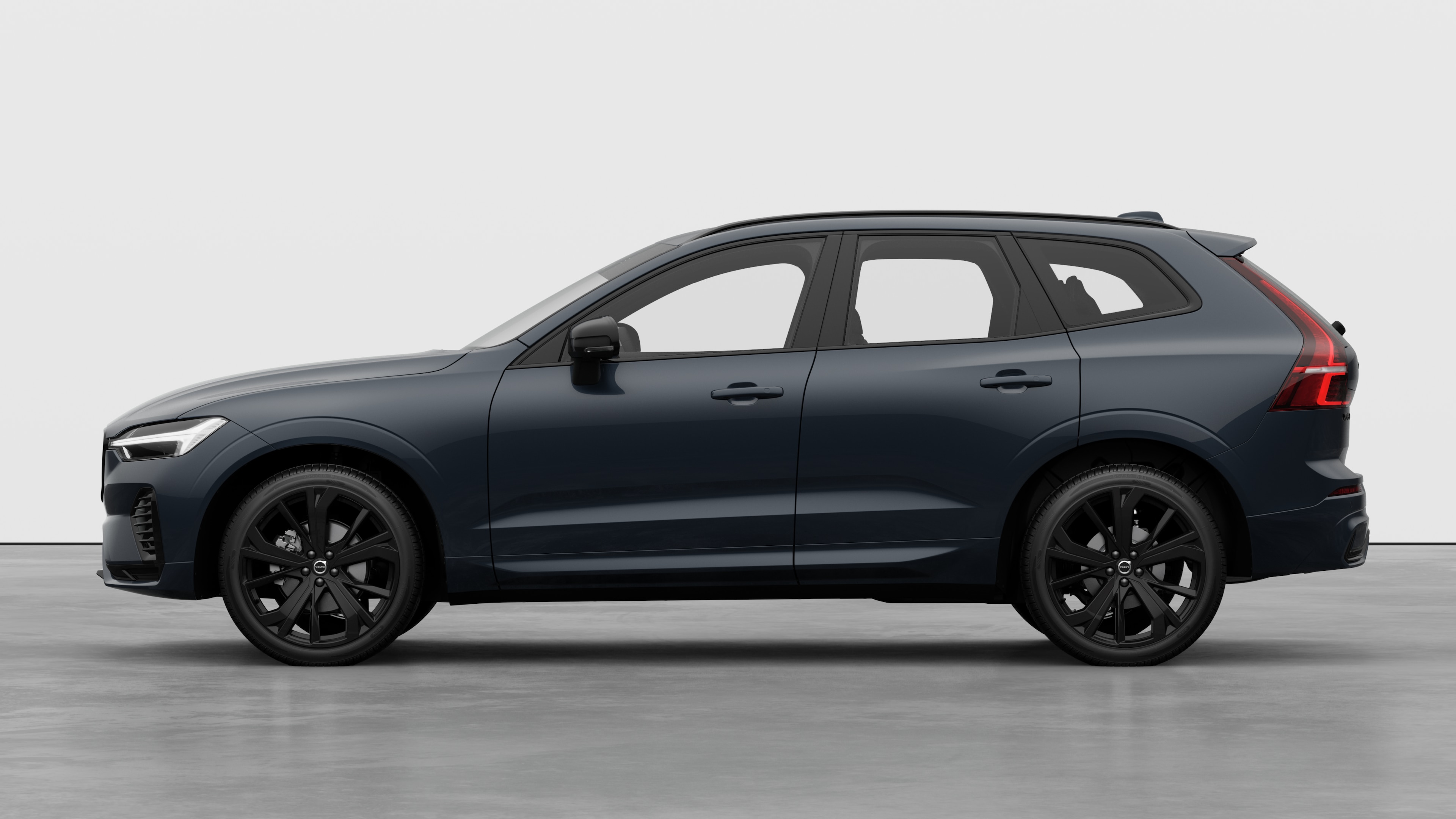 Volvo Fahrzeug in Seitenansicht vor einem schlichten Studiohintergrund. Es sind keine zusätzlichen Details oder Identifikatoren vorhanden.
