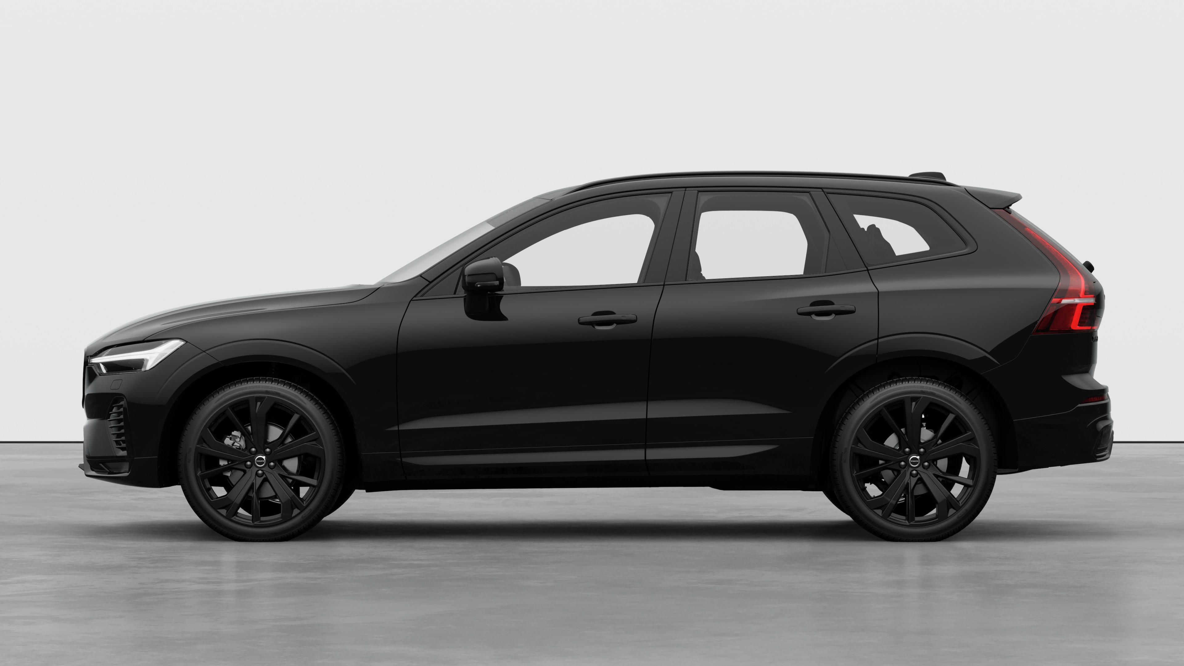 Vue latérale d’une Volvo sur un fond de studio uni. Aucun détail ou identifiant supplémentaire n’est présent.