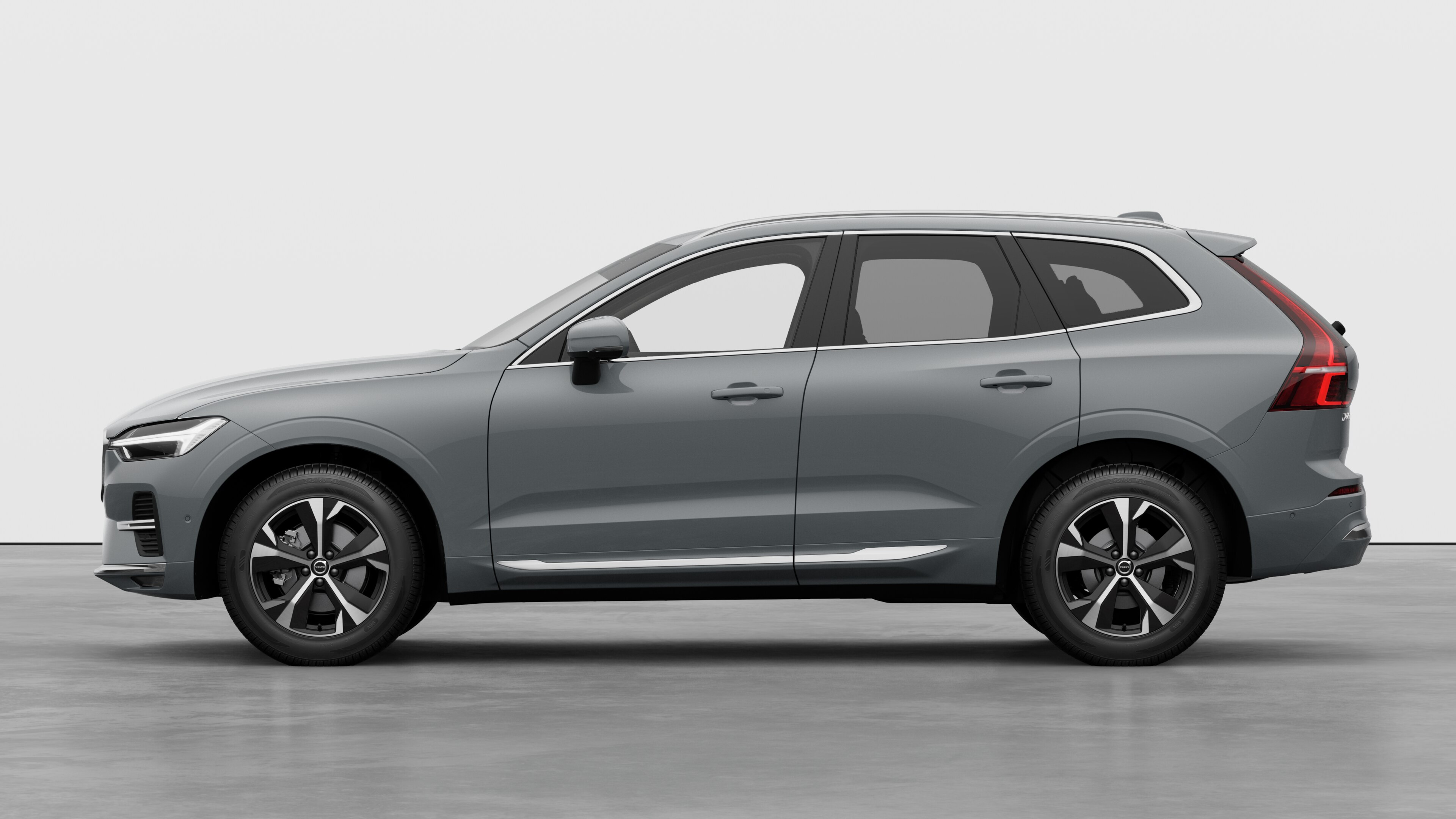 無地のスタジオを背景に横方向から見たボルボ車。追加の詳細や識別子は存在しません。