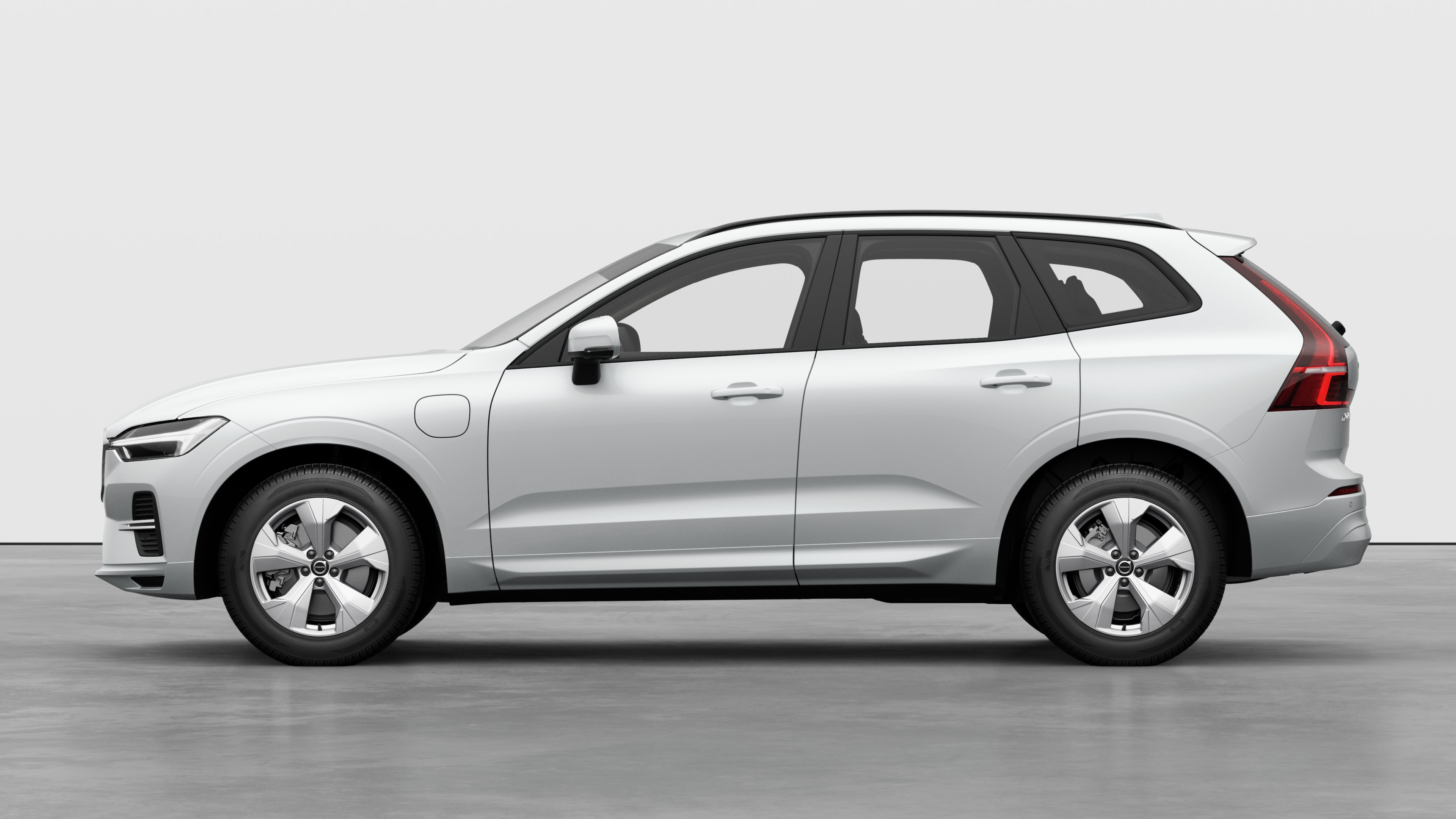 Un'auto Volvo vista laterale su uno sfondo in studio. Non sono presenti ulteriori dettagli o identificatori.