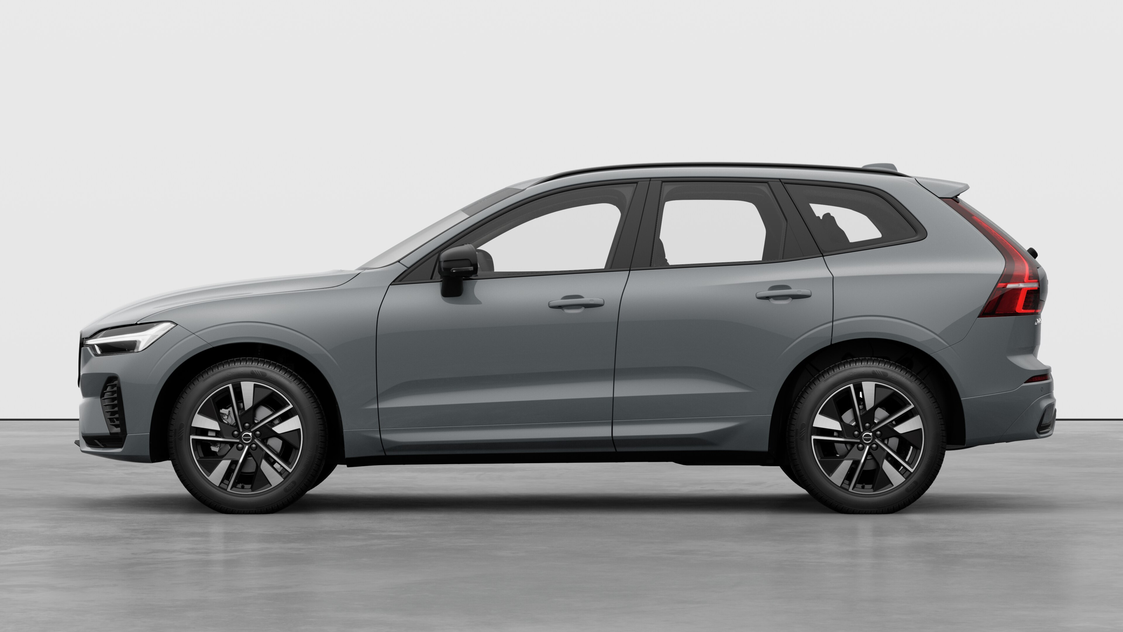 Volvo automašīna sānskatā uz vienkārša studijas fona. Nav papildu informācijas vai identifikatoru.