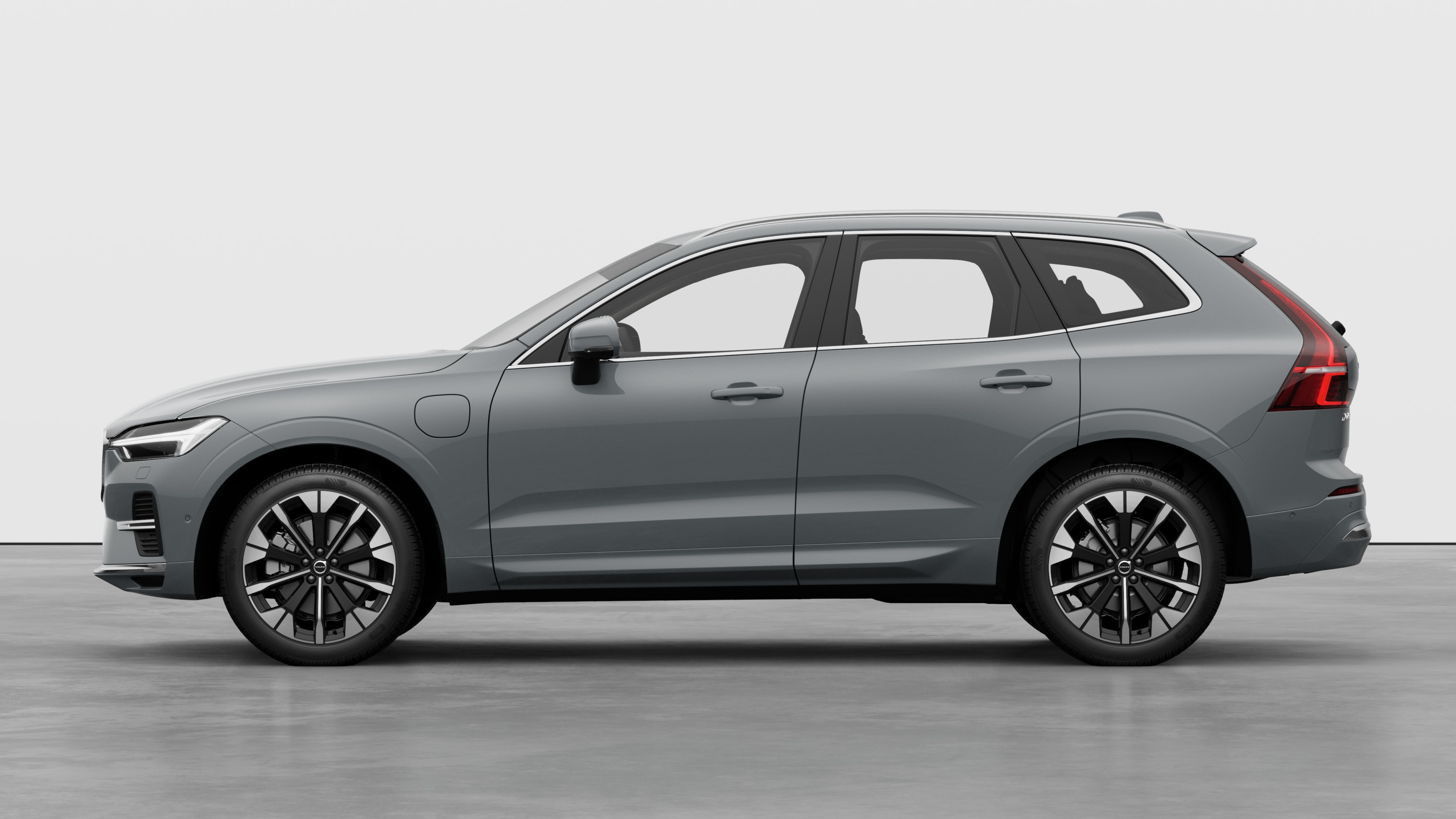 Samochód Volvo widziany z boku na tle zwykłego studia Nie ma żadnych dodatkowych szczegółów ani identyfikatorów.