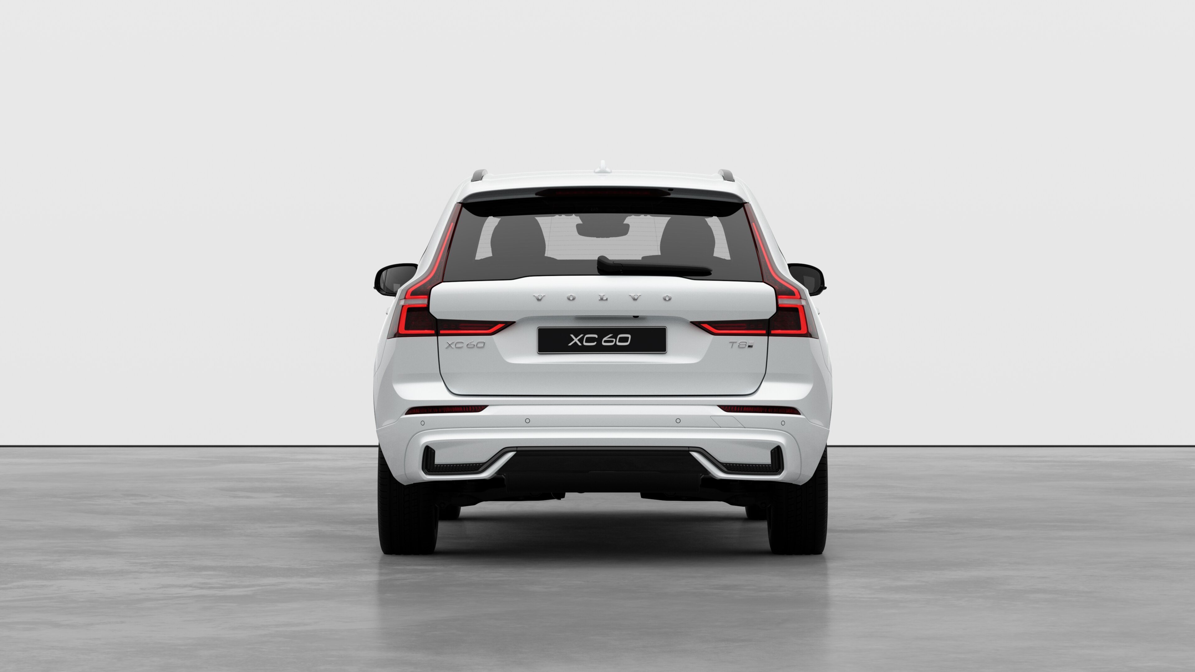 Vue arrière d’une voiture Volvo sur un fond de studio uni.