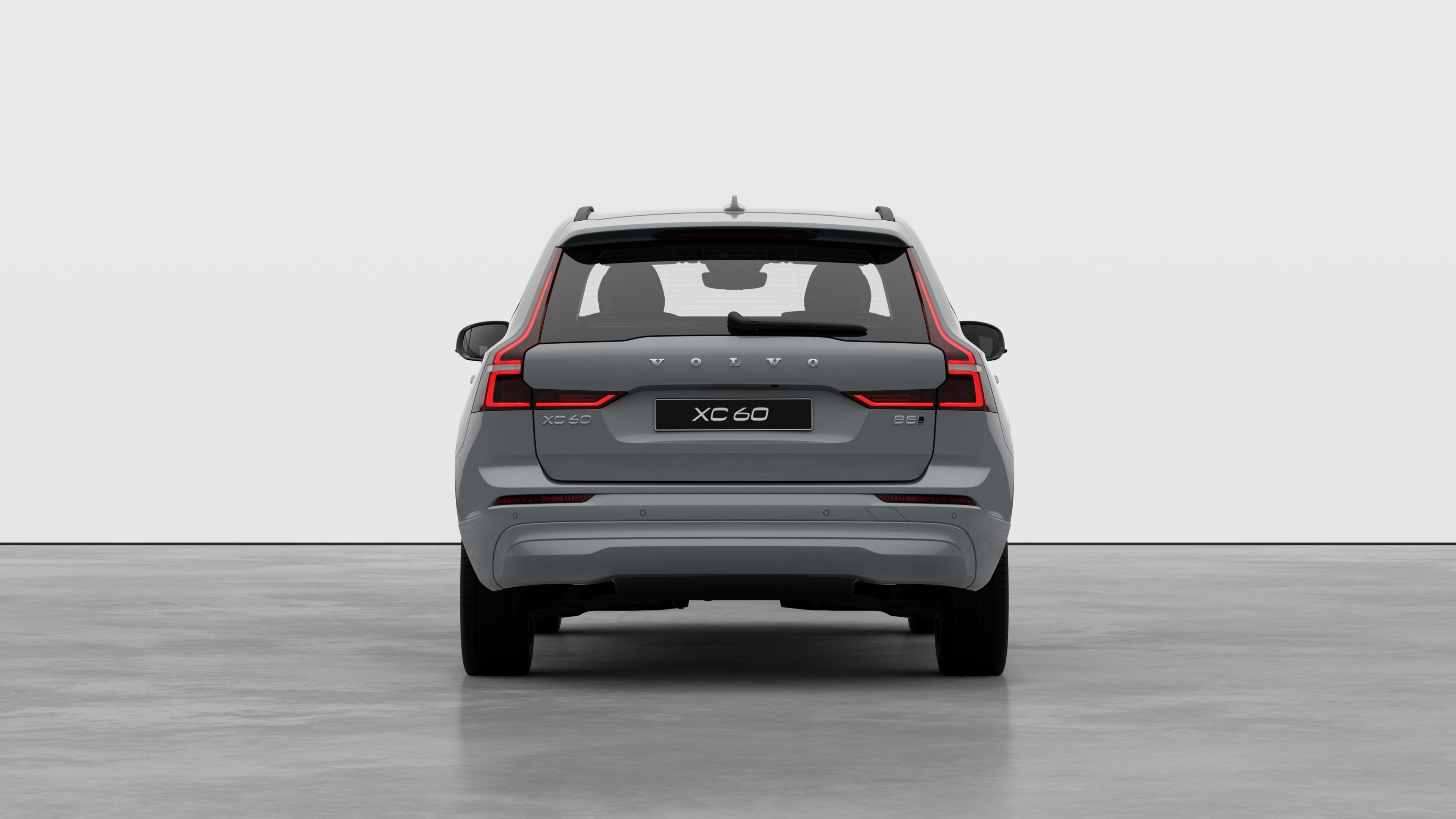 Изглед отзад на автомобил Volvo на обикновен студиен фон.