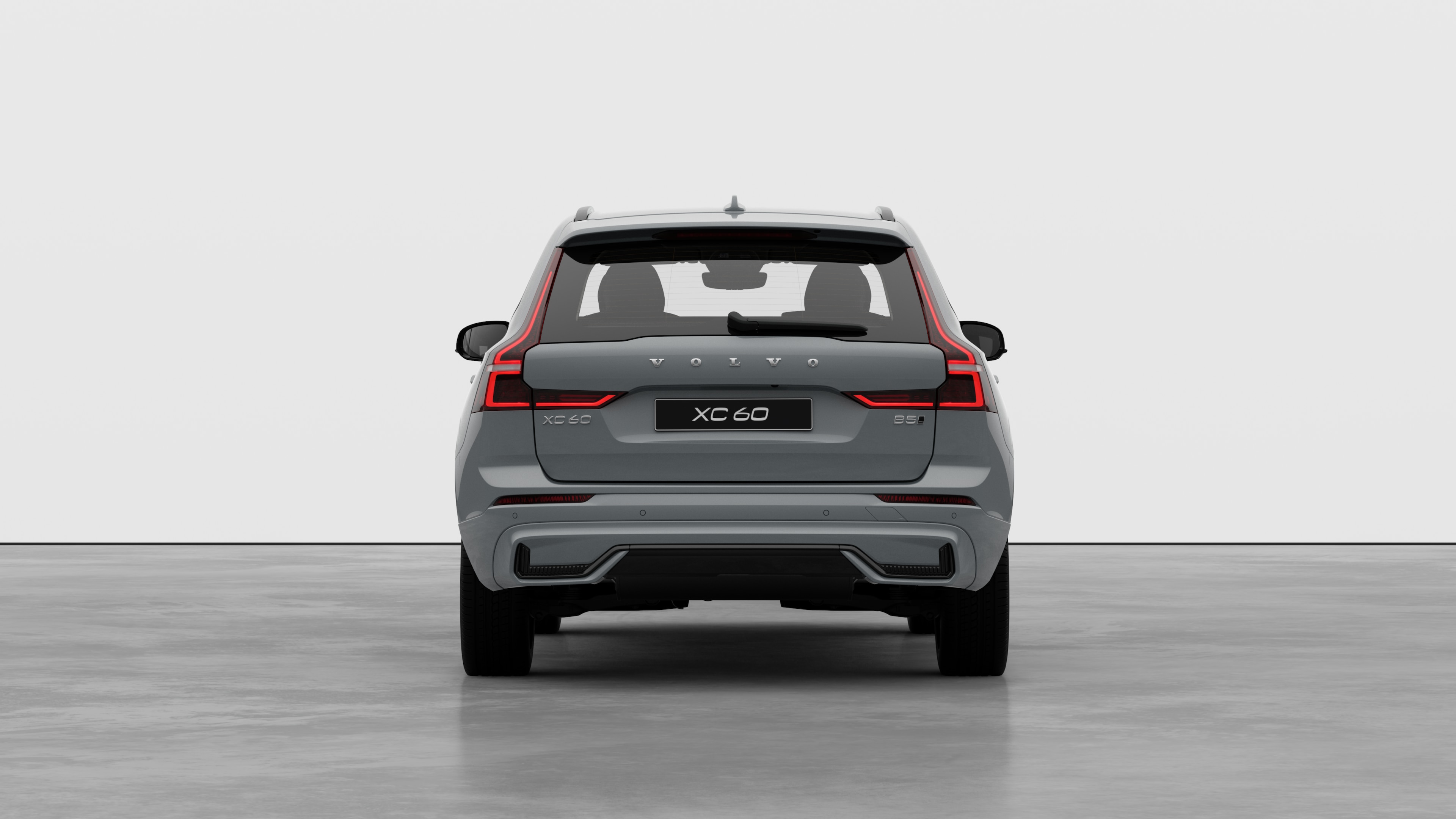 "Volvo" automobilio galinis vaizdas paprastame studijos fone.