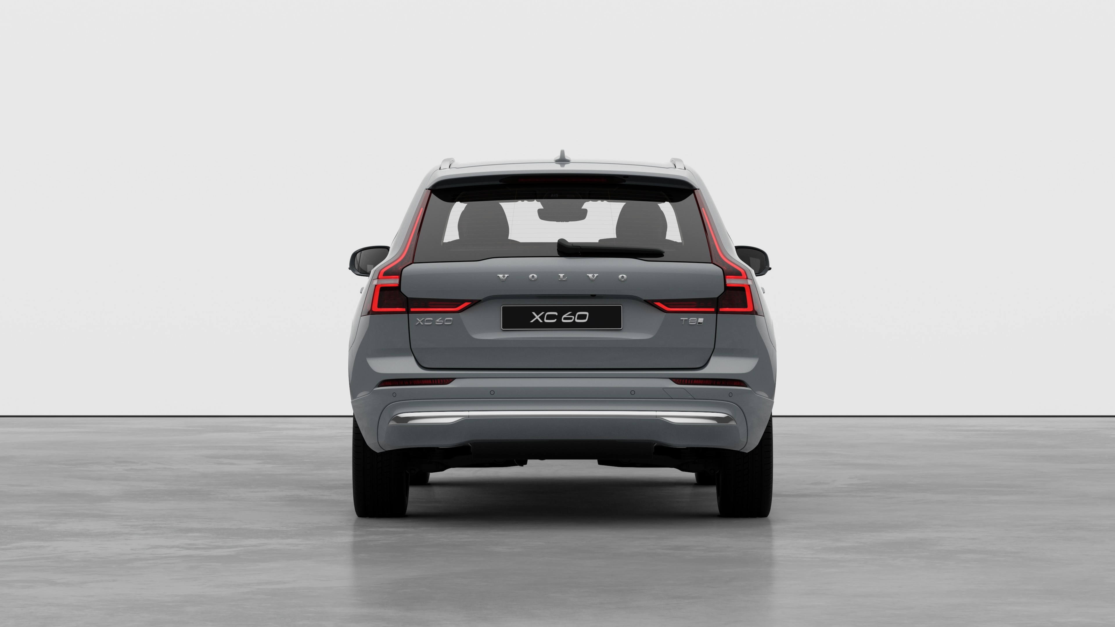 Volvo automašīnas aizmugures skats uz vienkārša studijas fona.