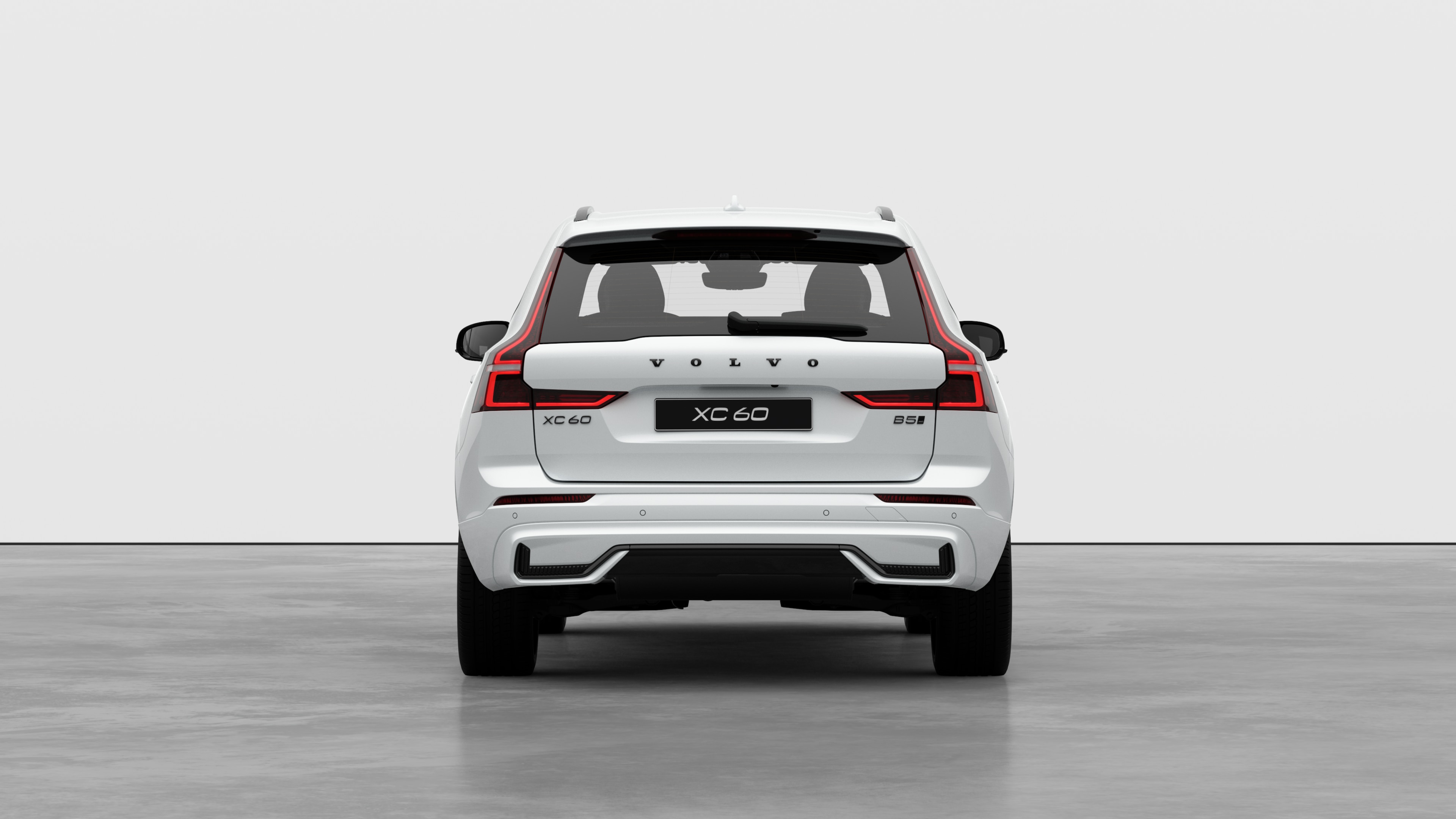 Heckansicht eines Volvo vor einem schlichten Studiohintergrund.