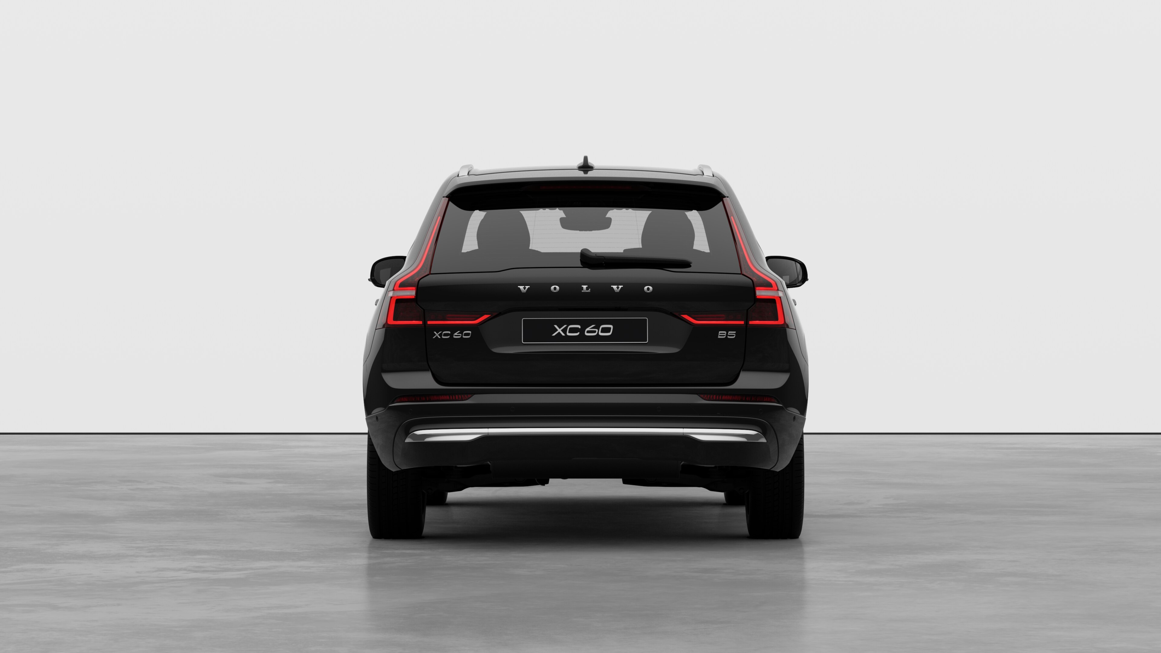 無地のスタジオを背景にしたボルボ車のリアビュー。