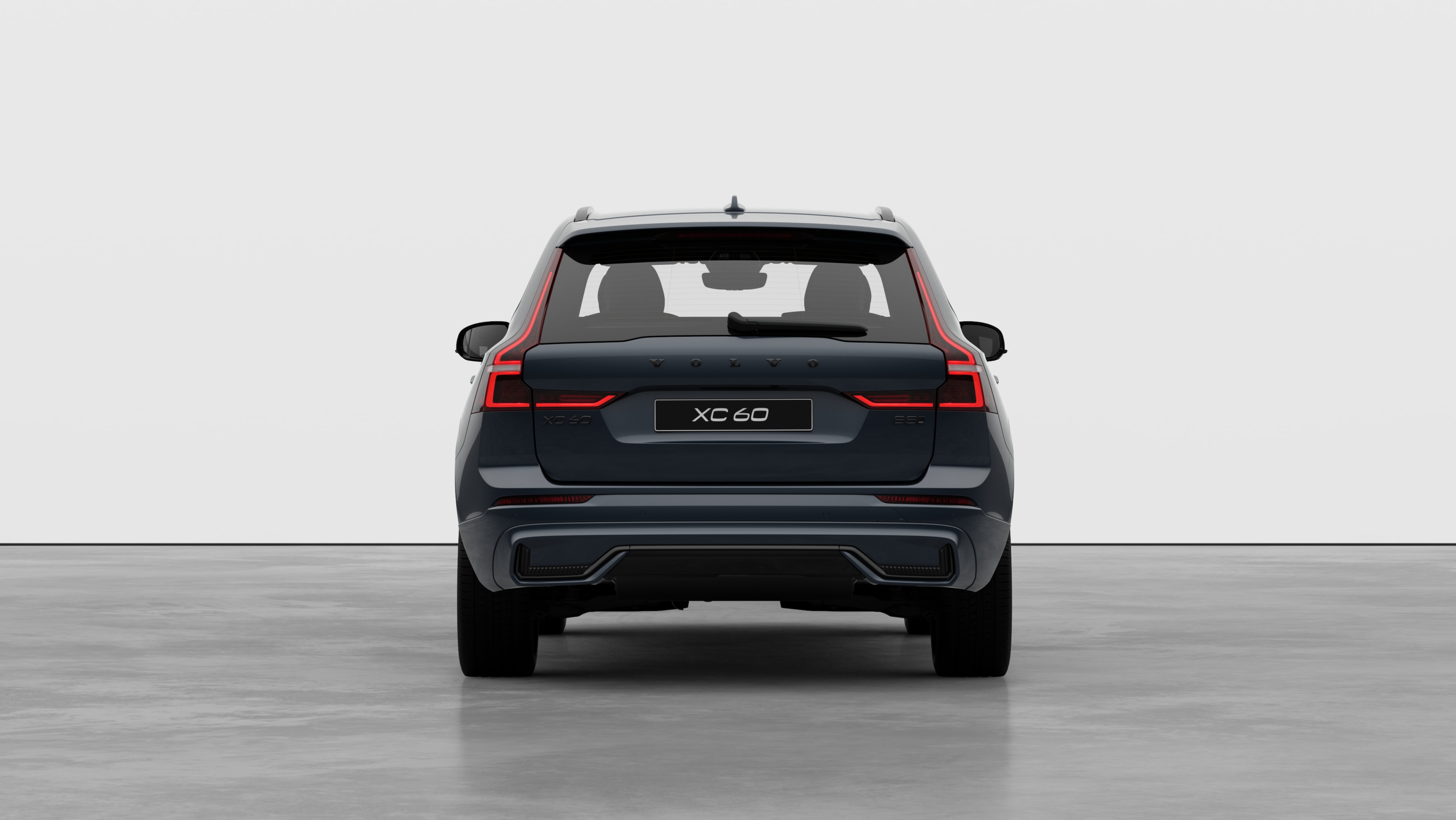 Heckansicht eines Volvo vor einem schlichten Studiohintergrund.