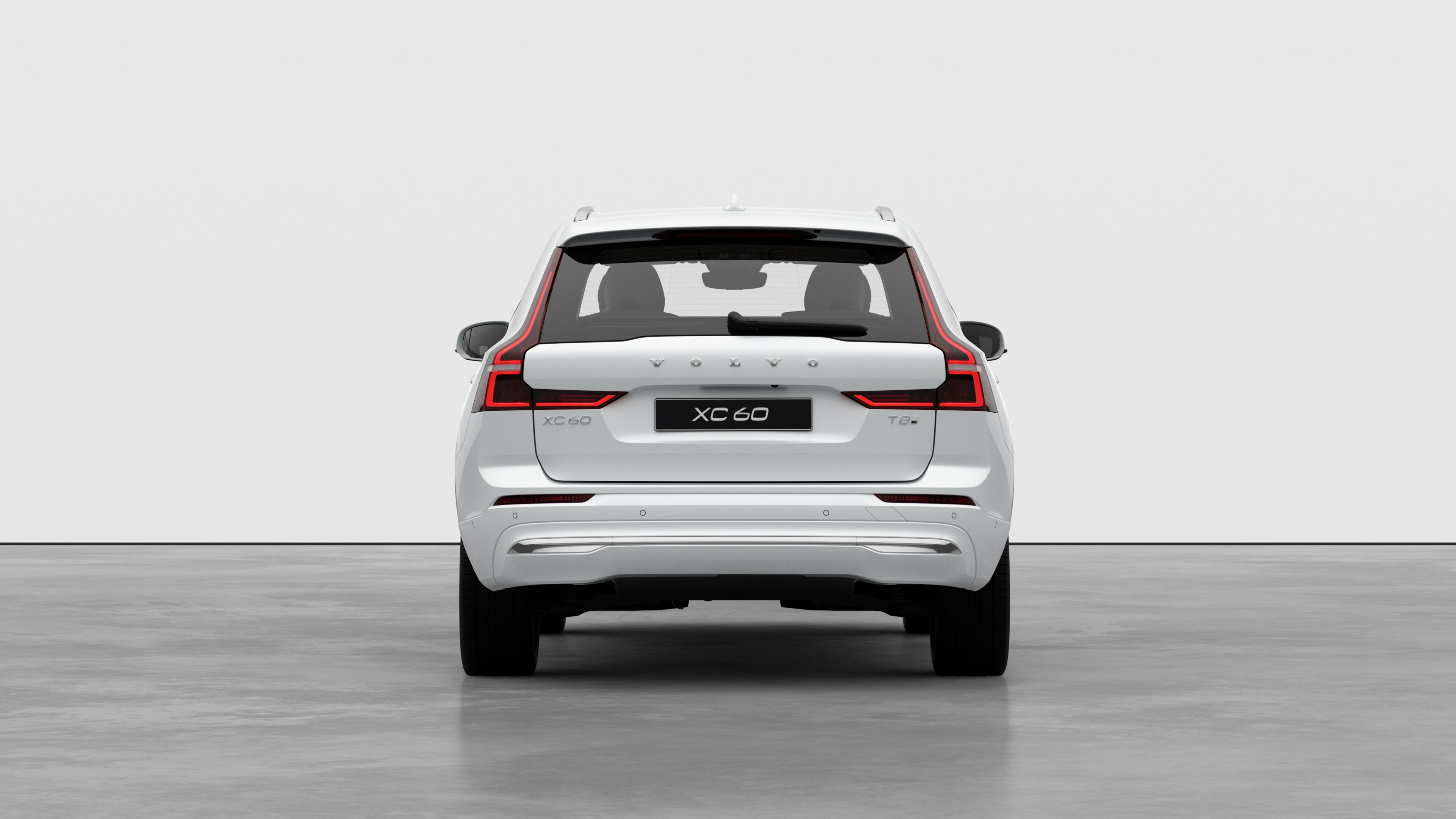 평범한 스튜디오 배경에 펼쳐진 볼보 자동차 후면도.