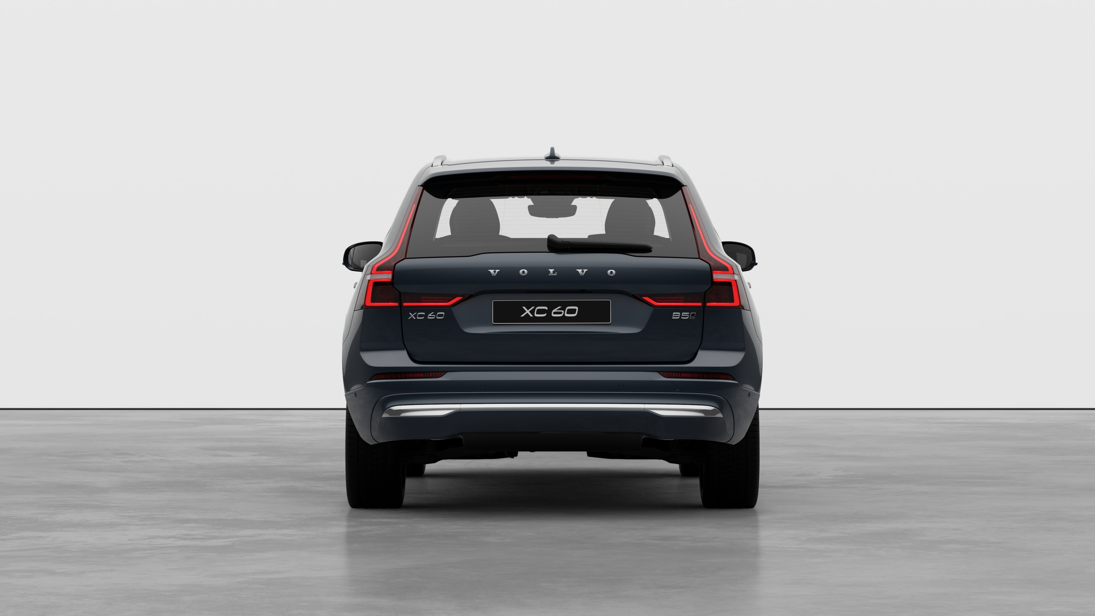 Vista posteriore di un'auto Volvo sullo sfondo di un semplice studio.
