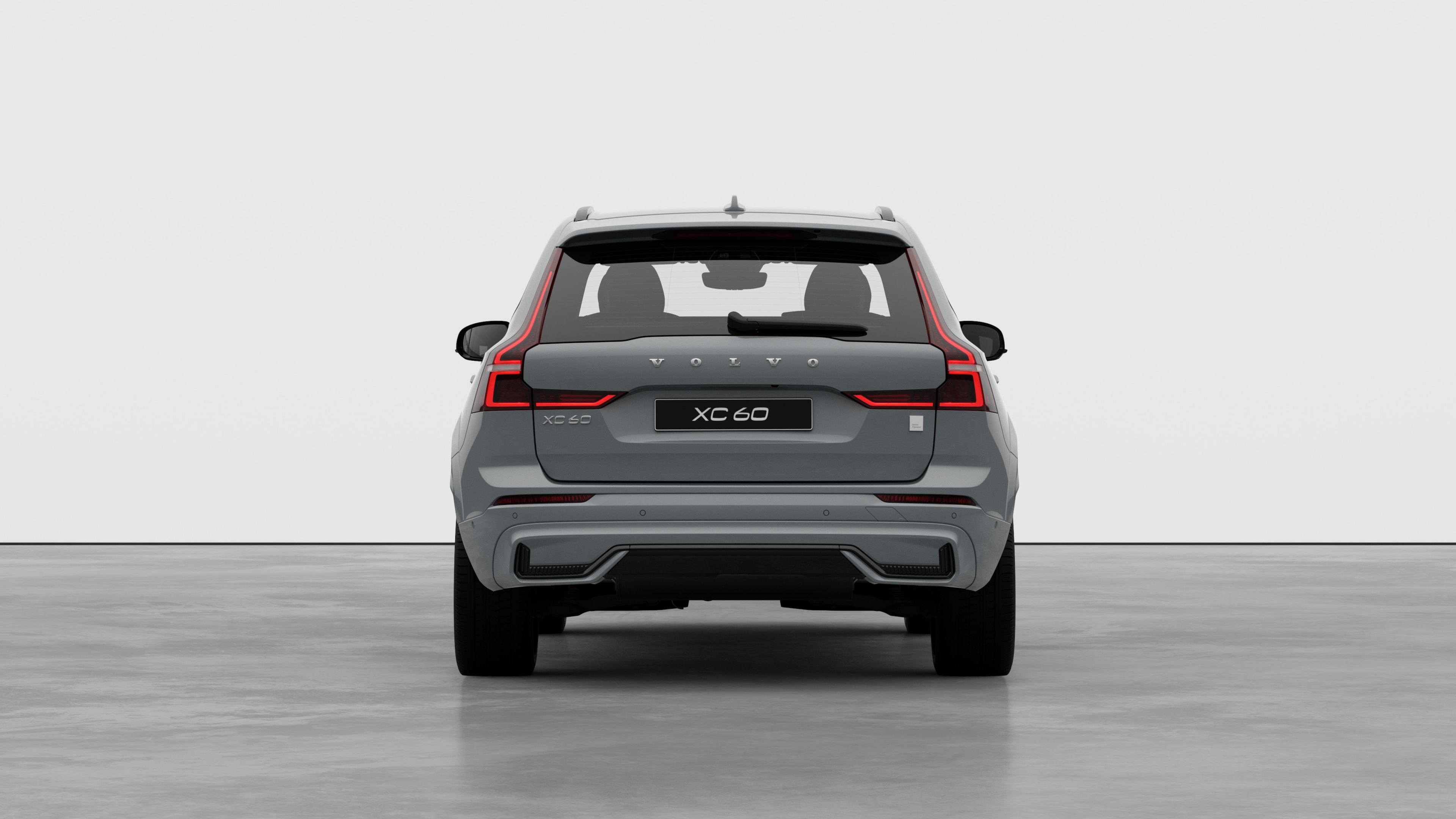 Achteraanzicht van een Volvo tegen een effen studioachtergrond.