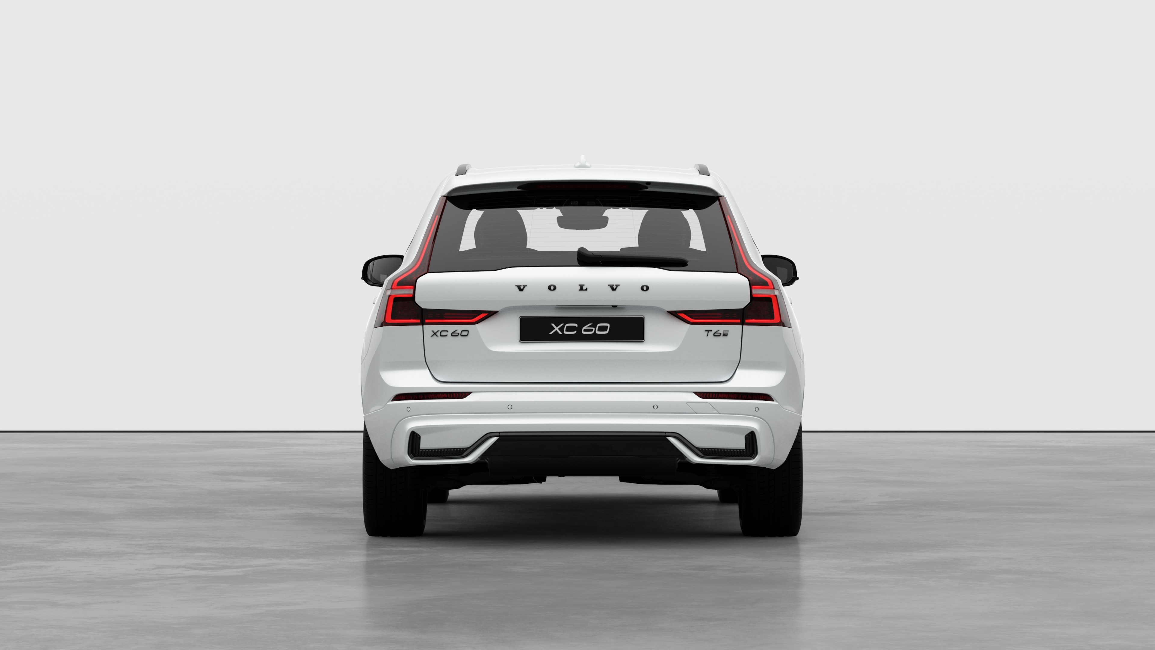 Heckansicht eines Volvo vor einem schlichten Studiohintergrund.