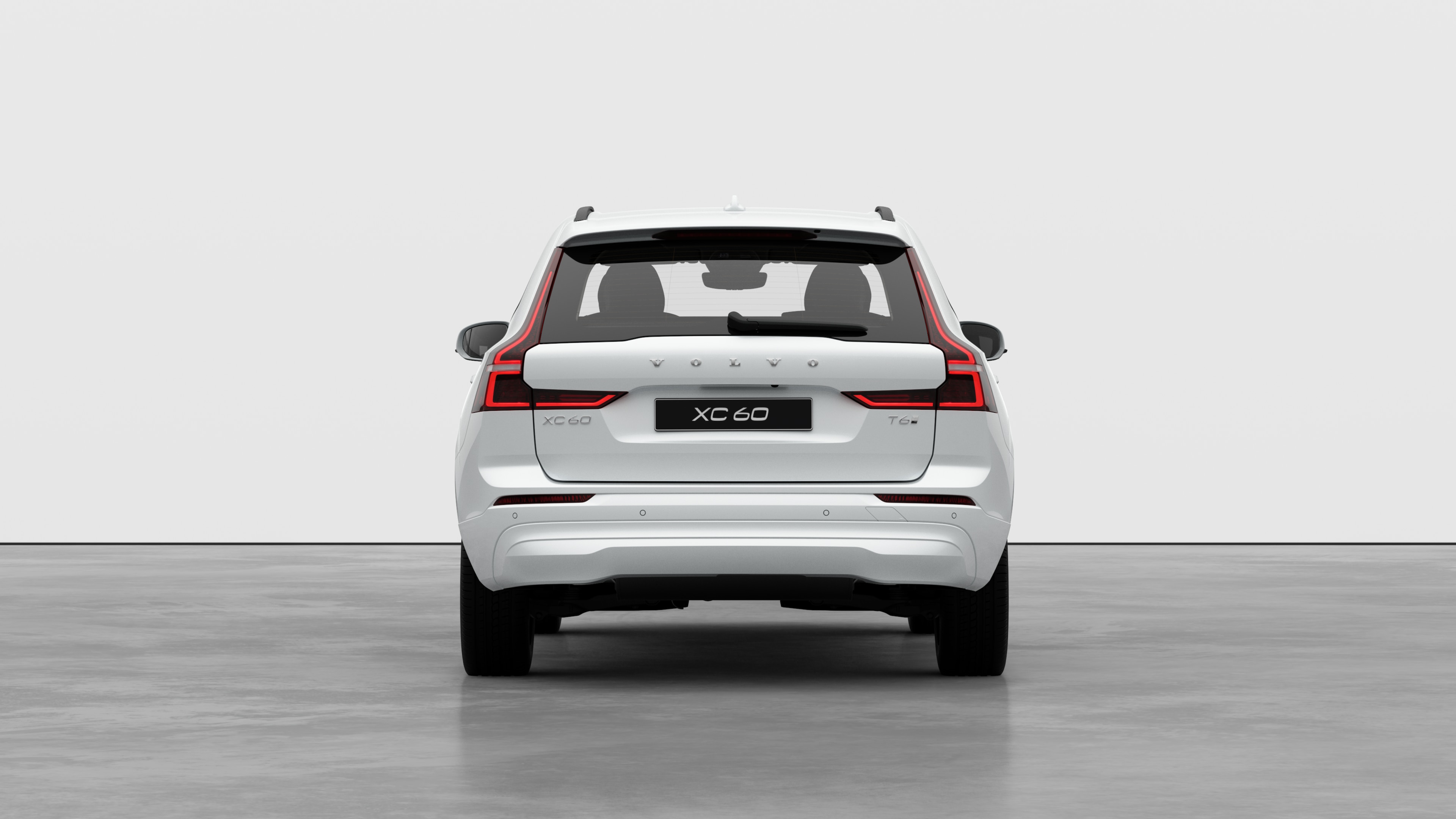 Vista posteriore di un'auto Volvo sullo sfondo di un semplice studio.