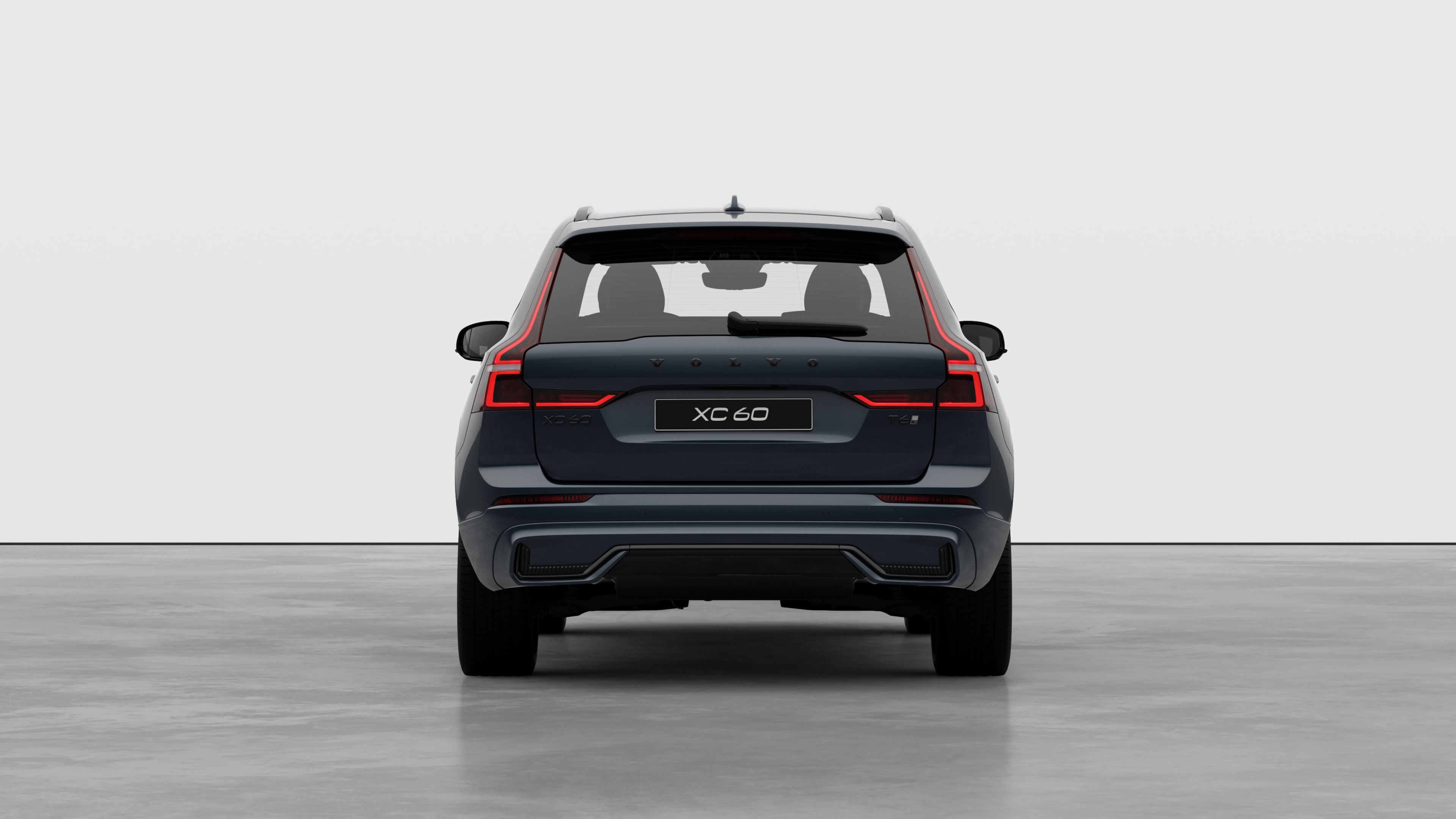 Heckansicht eines Volvo vor einem schlichten Studiohintergrund.