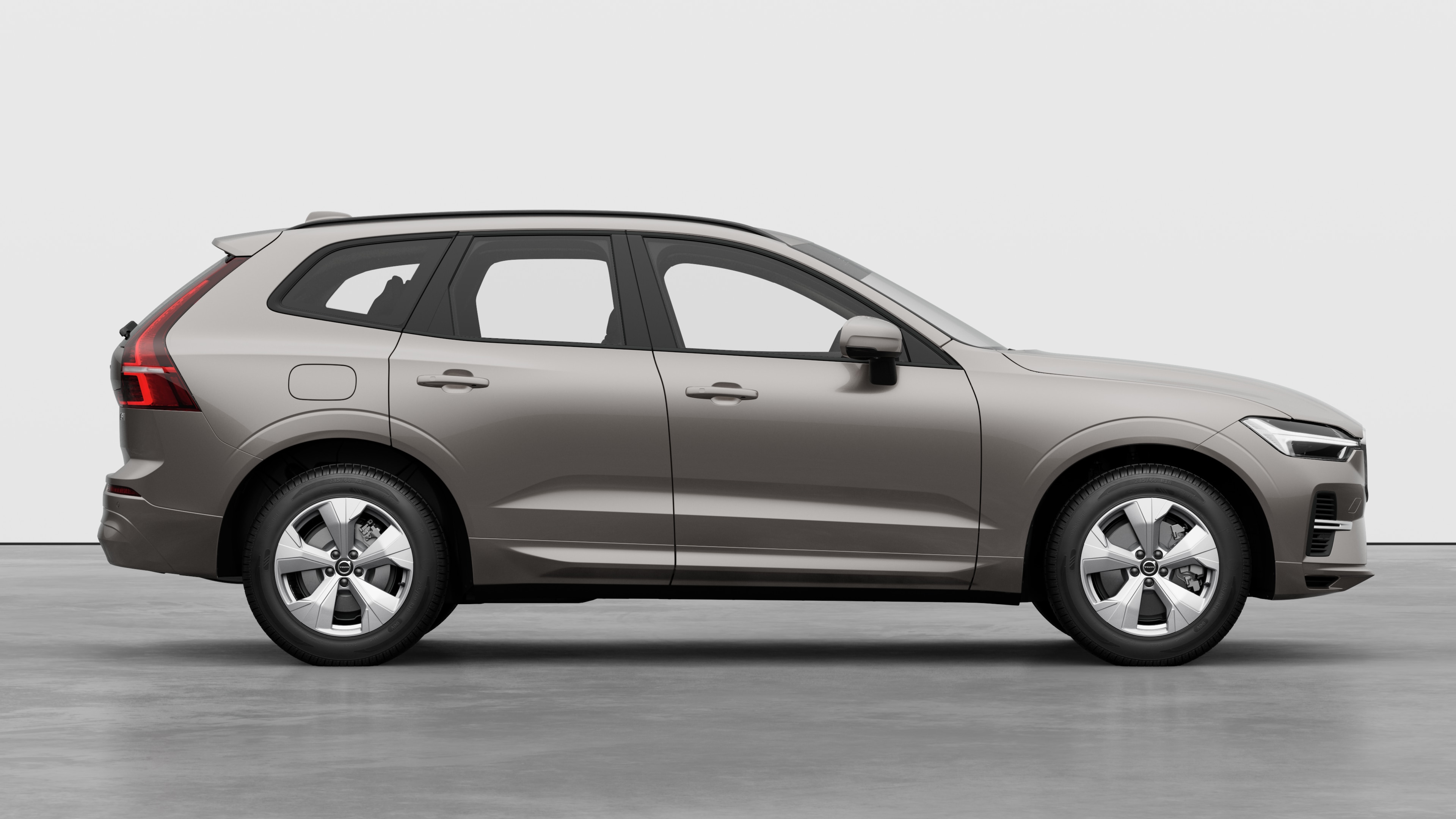 Vista laterale di un'auto Volvo sullo sfondo di uno studio che mostra le portiere chiuse e il design visibile delle ruote.