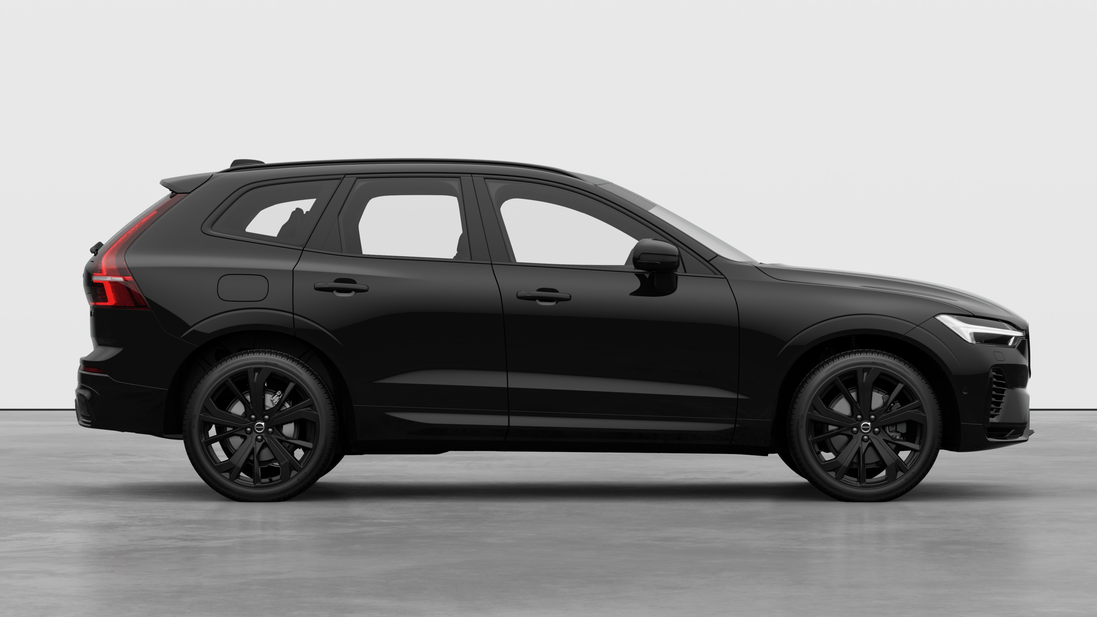 Volvo -auto sivulta tavallisella studiotaustalla, jossa näkyvät suljetut ovet ja näkyvä vannemuotoilu.