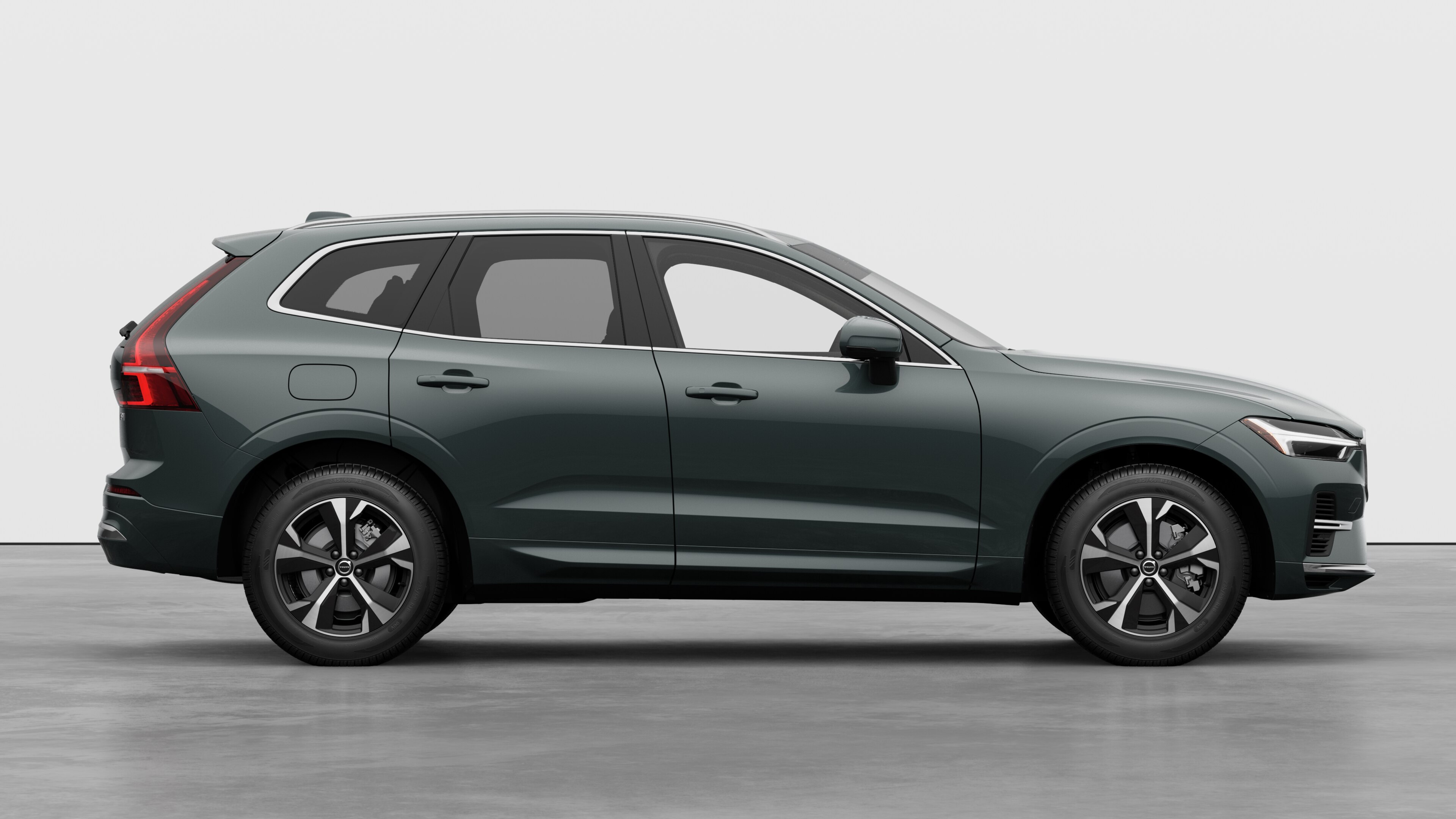 Vista lateral del vehículo Volvo sobre fondo de estudio liso que muestra las puertas cerradas y el diseño visible de las ruedas.